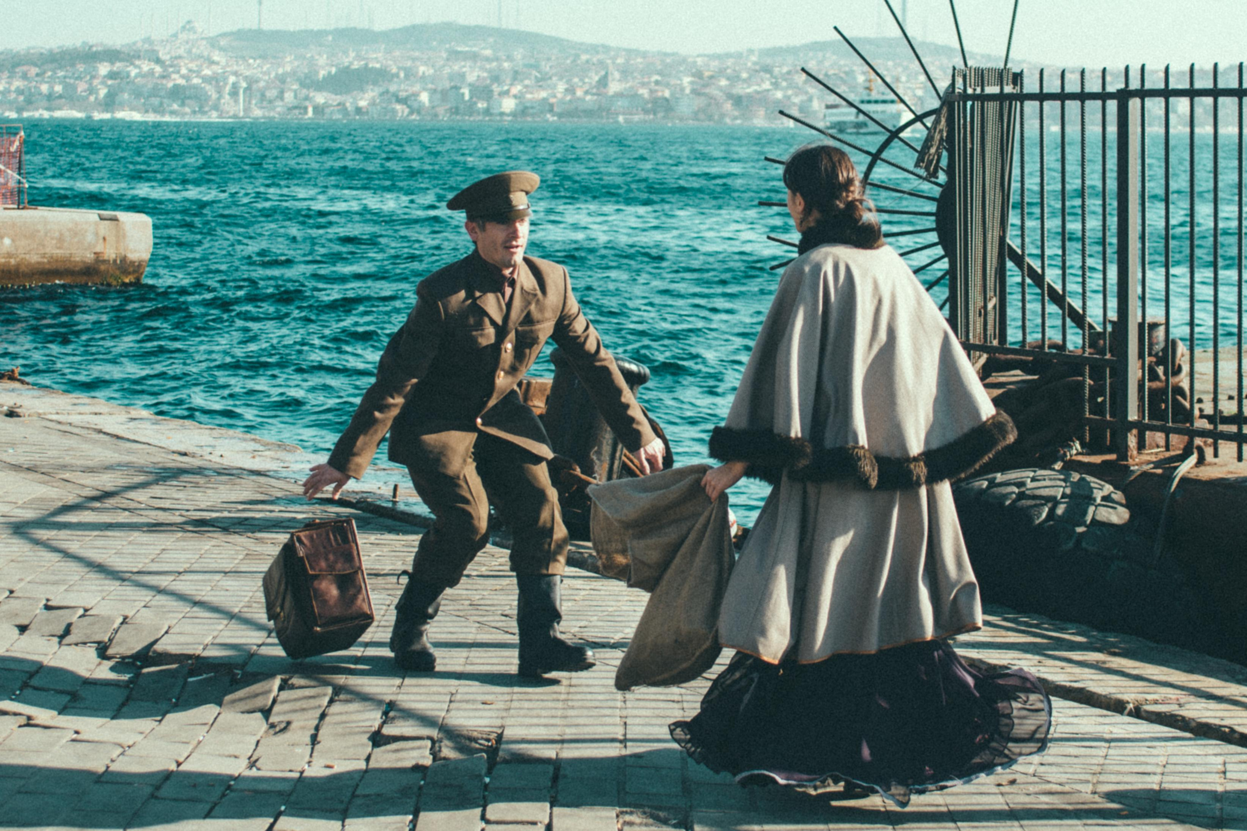 Творческий проект в Стамбуле: «Русские эмигранты. Связь времён». Лайфстайл фотограф в Стамбуле Анатолий. Фотосессии на крышах с чайками