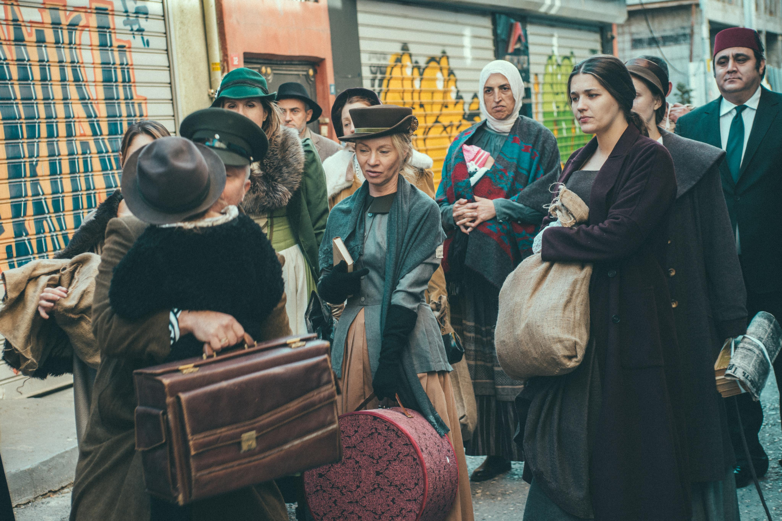 Творческий проект в Стамбуле: «Русские эмигранты. Связь времён». Лайфстайл фотограф в Стамбуле Анатолий. Фотосессии на крышах с чайками