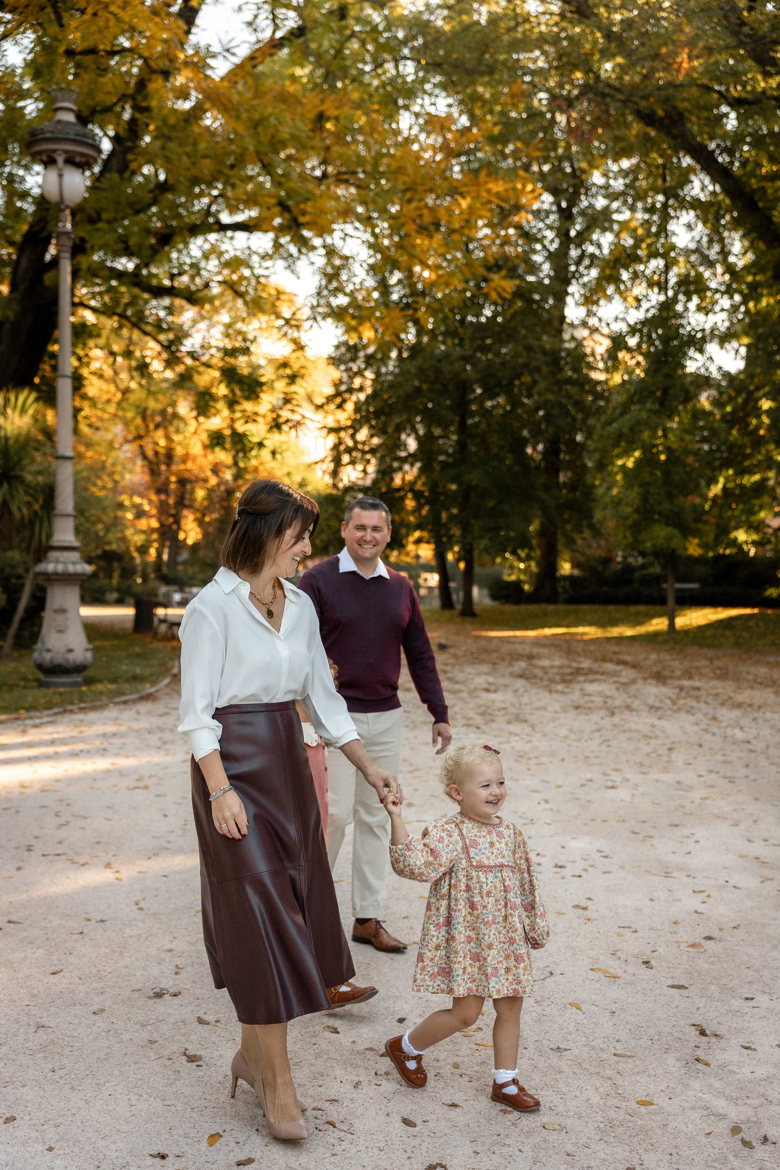Autumn Family photoshoot in Toulouse. Jardin des Plantes. Eugénie Smirnova — your photographer in Toulouse and southwest France
