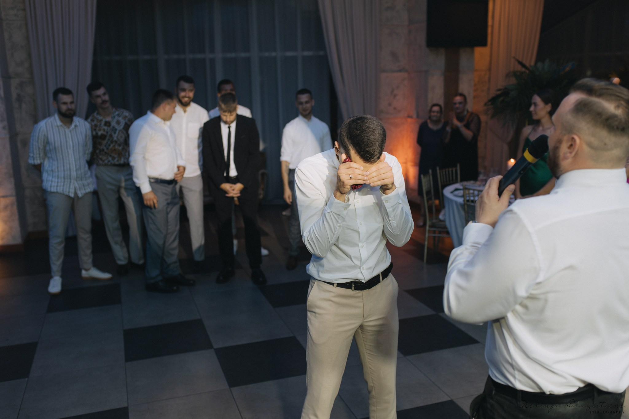 Vestuvinė fotosesija Kaune, Vienybės aikštėje, prie Lietuvos banko