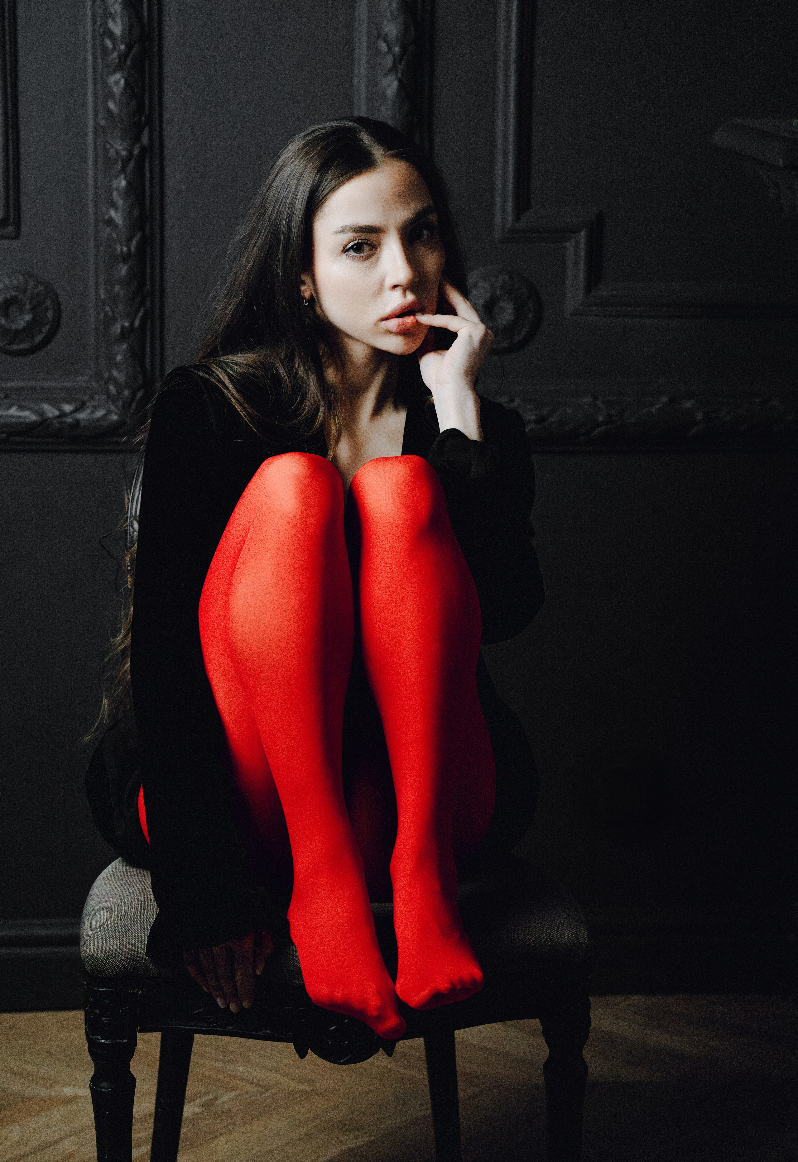 Grey room. Portrait photographer in Europe. Aurora Balear in Balearic Islands, woman portrait photographer. Work in Spain