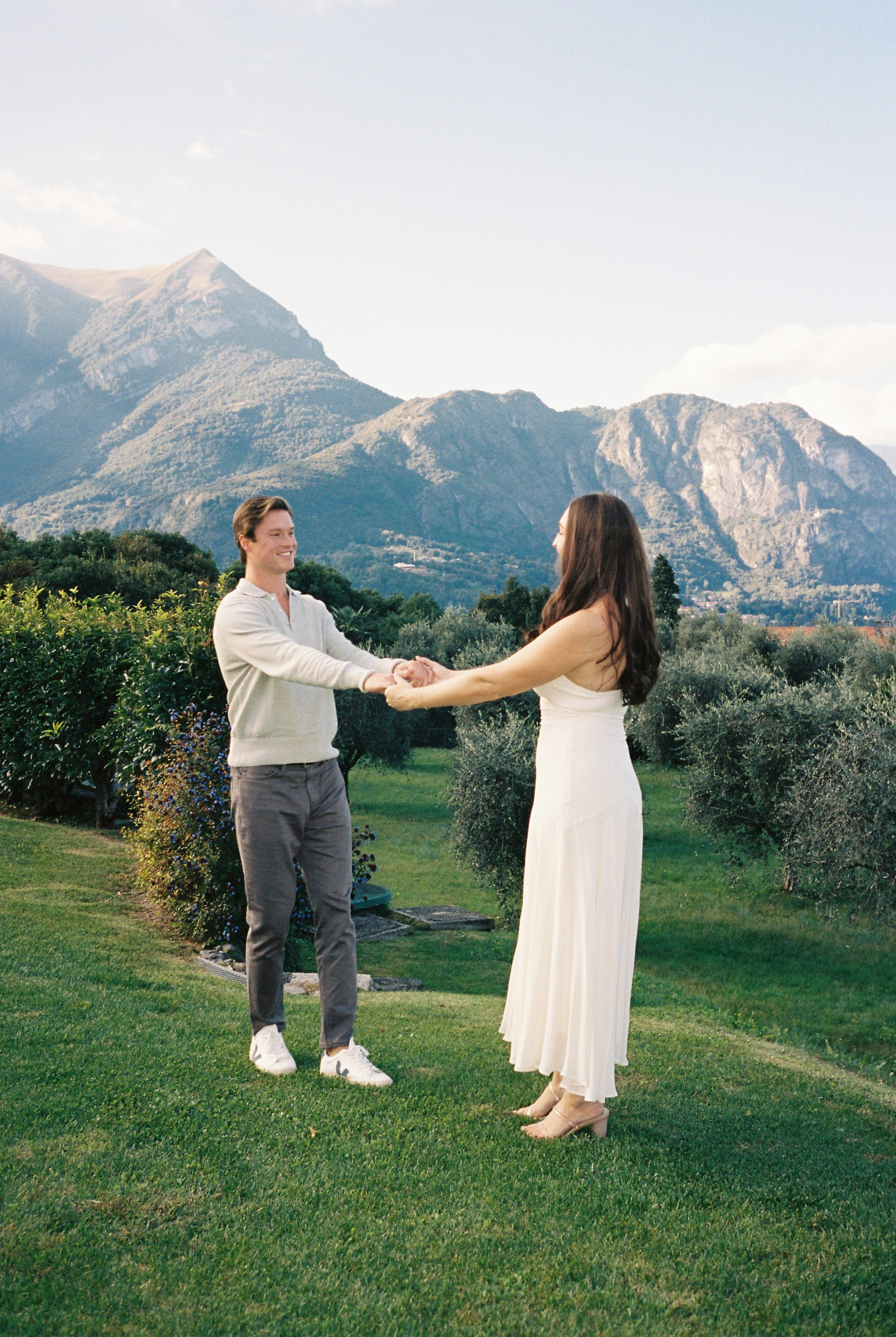 Pre-wedding photoshoot in Bellagio. Wedding photographer in Italy