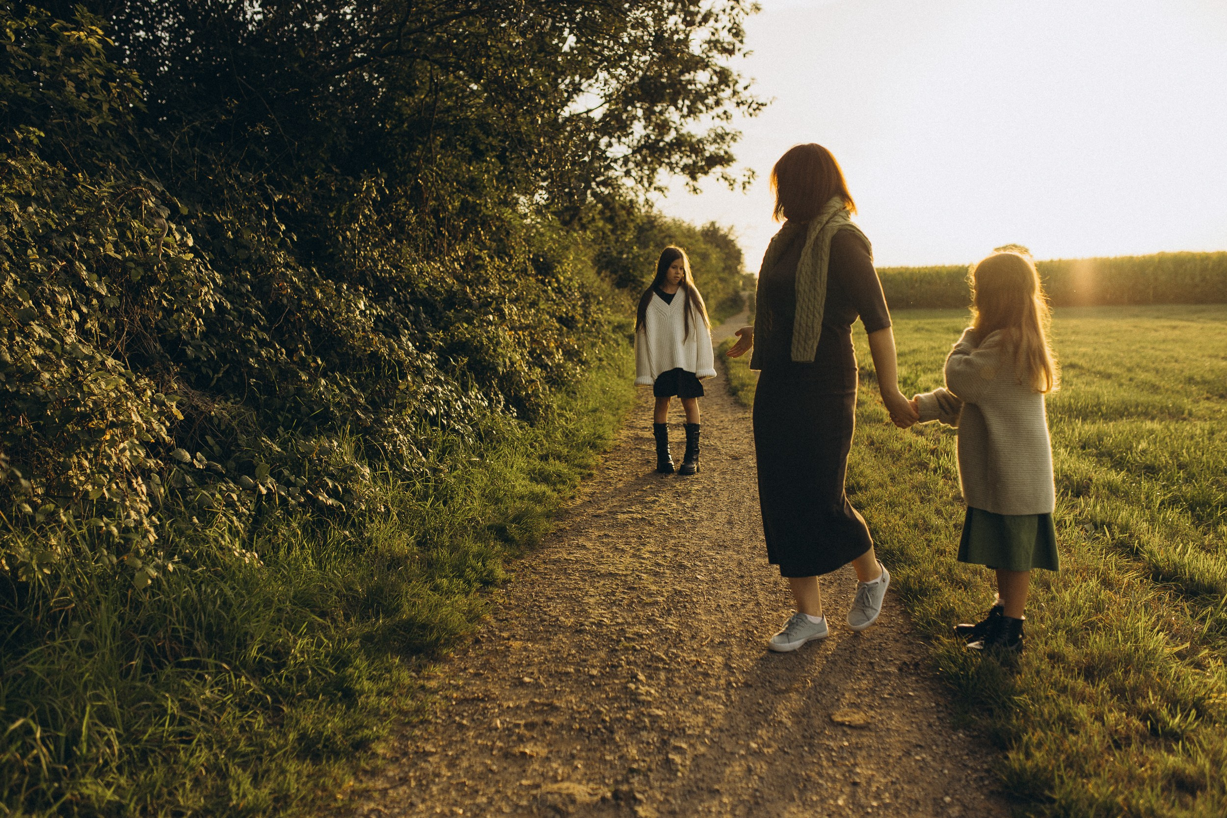 Mama und ihre zwei bezaubernden Töchter in einer familiären Fotosession. Familien & Hochzeitfotografin Nadja Holzmann
