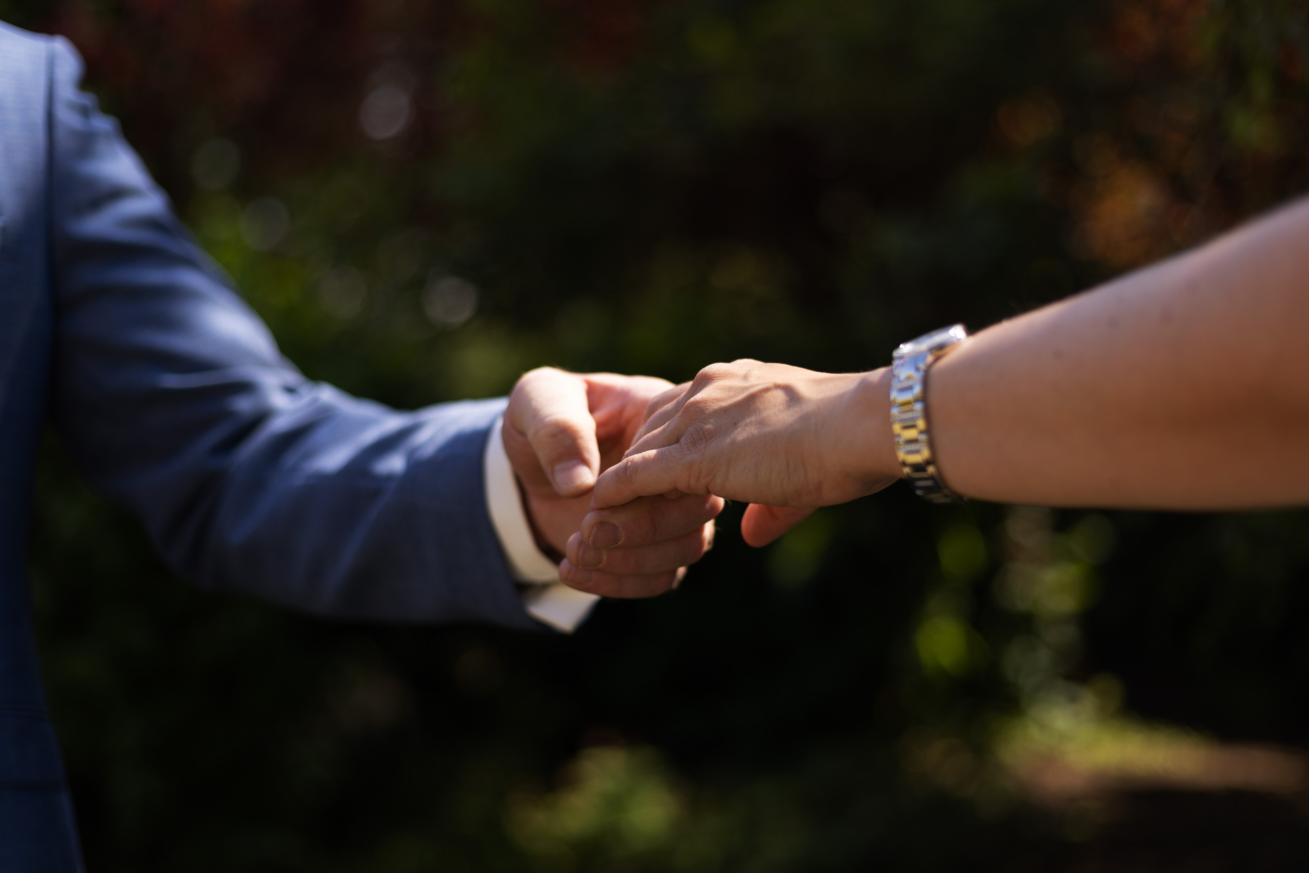 Braut und Bräutigam bei einem liebevollen Moment im Garten ihres Hauses in Bippen. bei Osnabrück