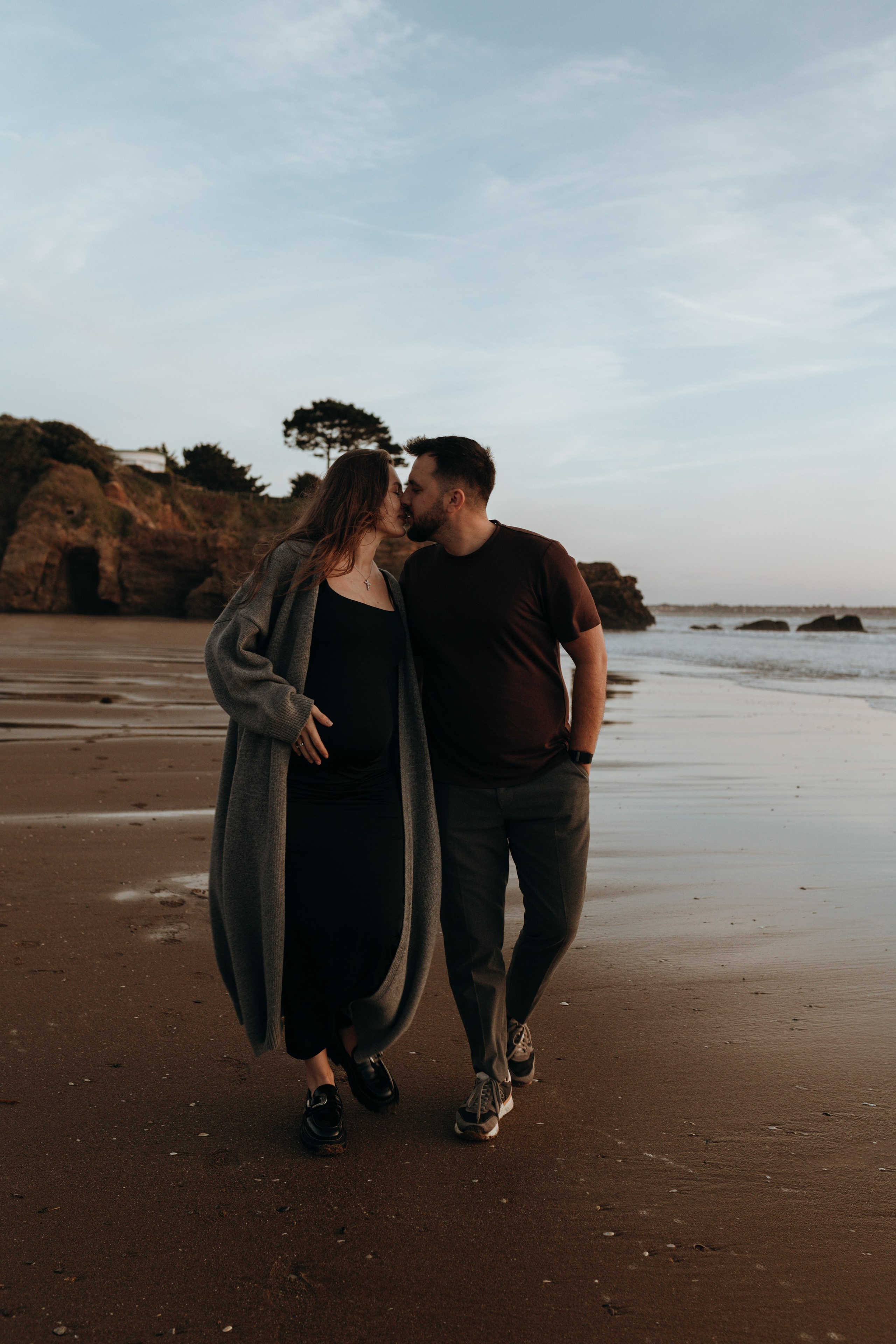 Sunset maternity photoshoot. Annah Louwagie — Lifestyle photographer for couples, families & brands | France & worldwide