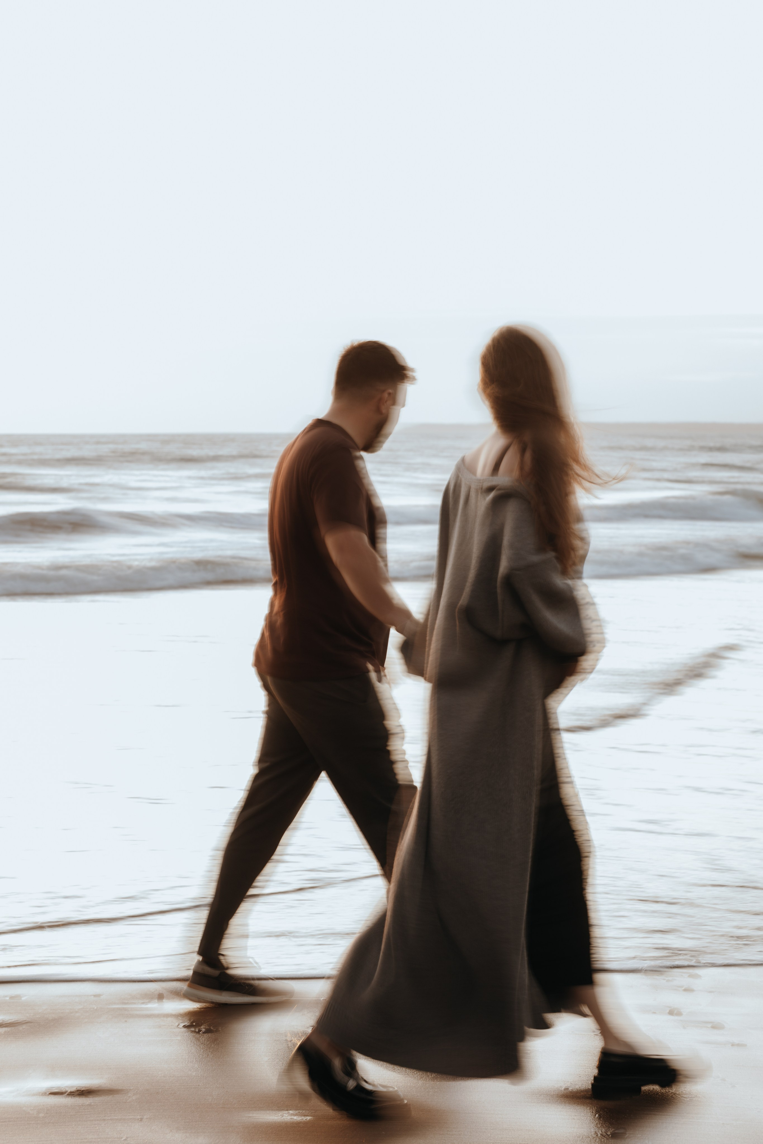 Sunset maternity photoshoot. Annah Louwagie — Lifestyle photographer for couples, families & brands | France & worldwide