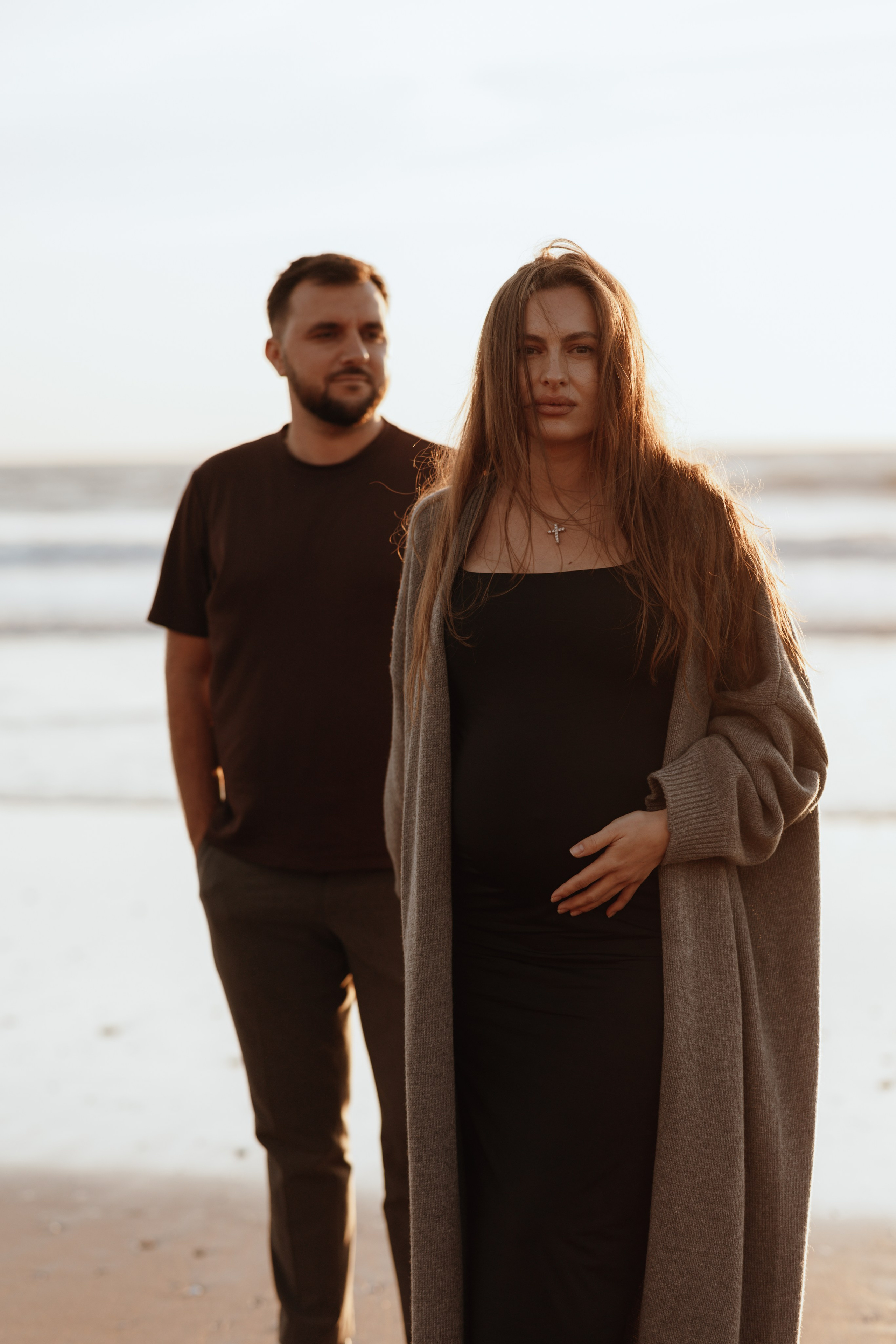 Sunset maternity photoshoot. Annah Louwagie — Lifestyle photographer for couples, families & brands | France & worldwide