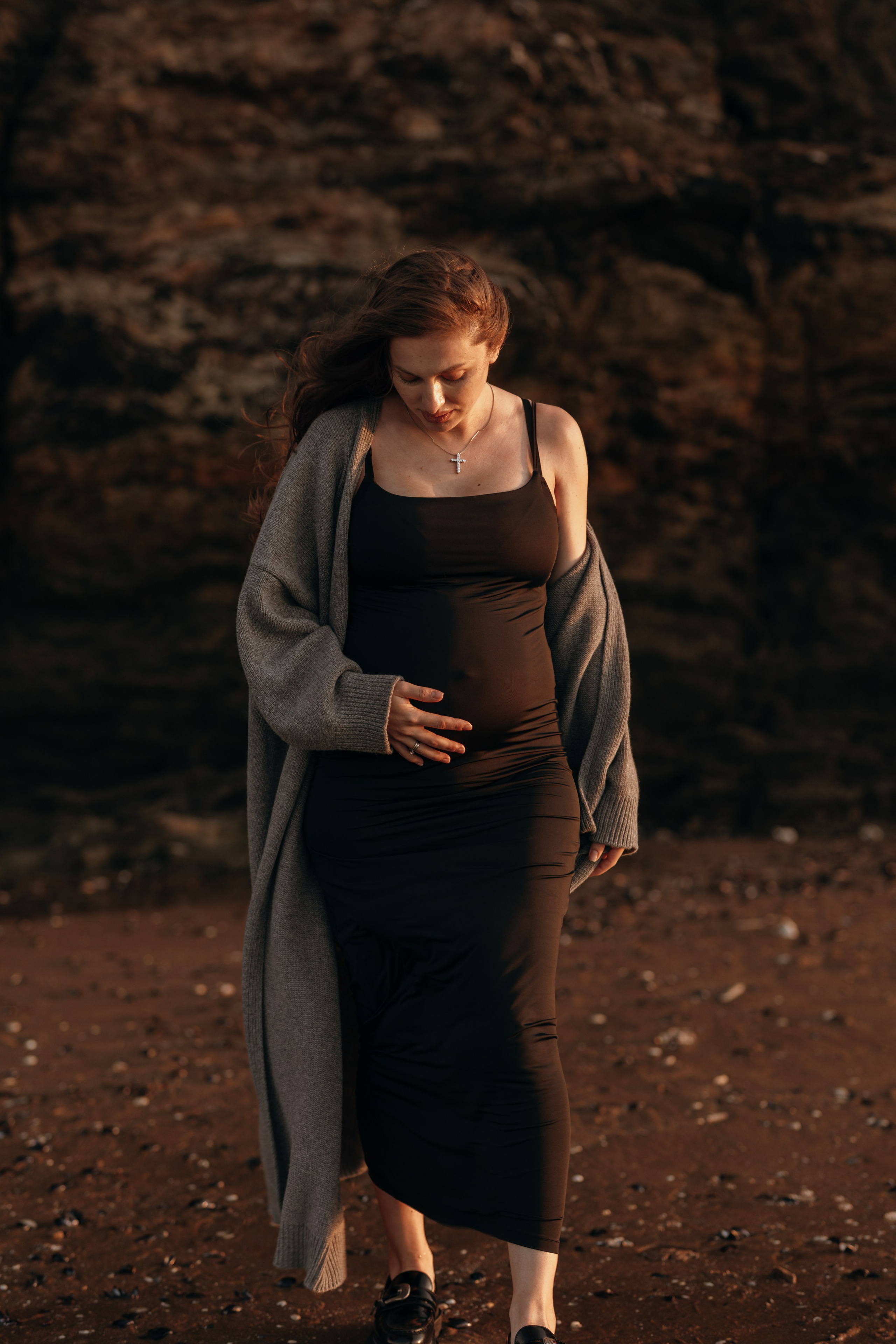 Sunset maternity photoshoot. Annah Louwagie — Lifestyle photographer for couples, families & brands | France & worldwide