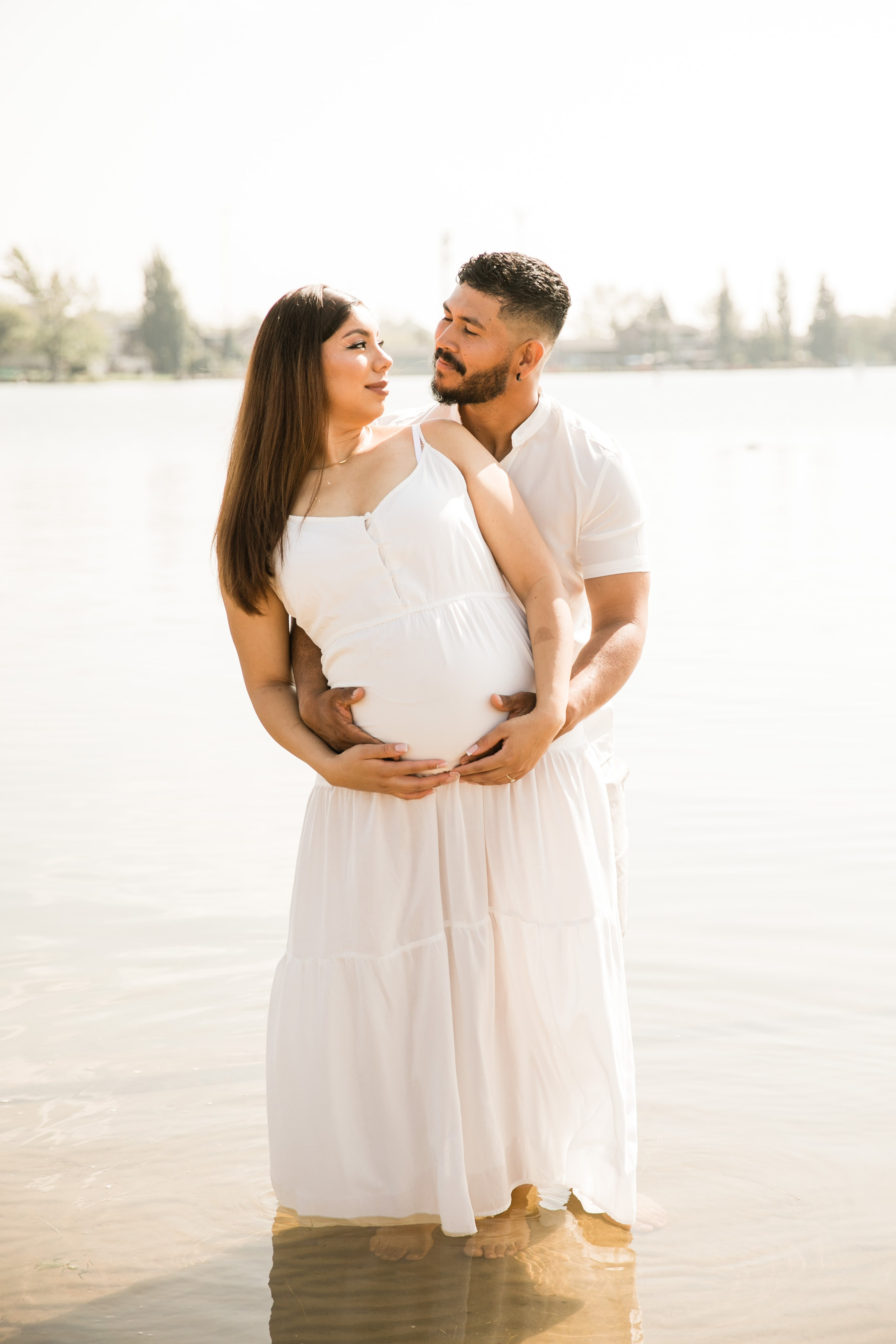 Maternity Photos — Isa — Chestermere. Fotografía accesible en Calgary
