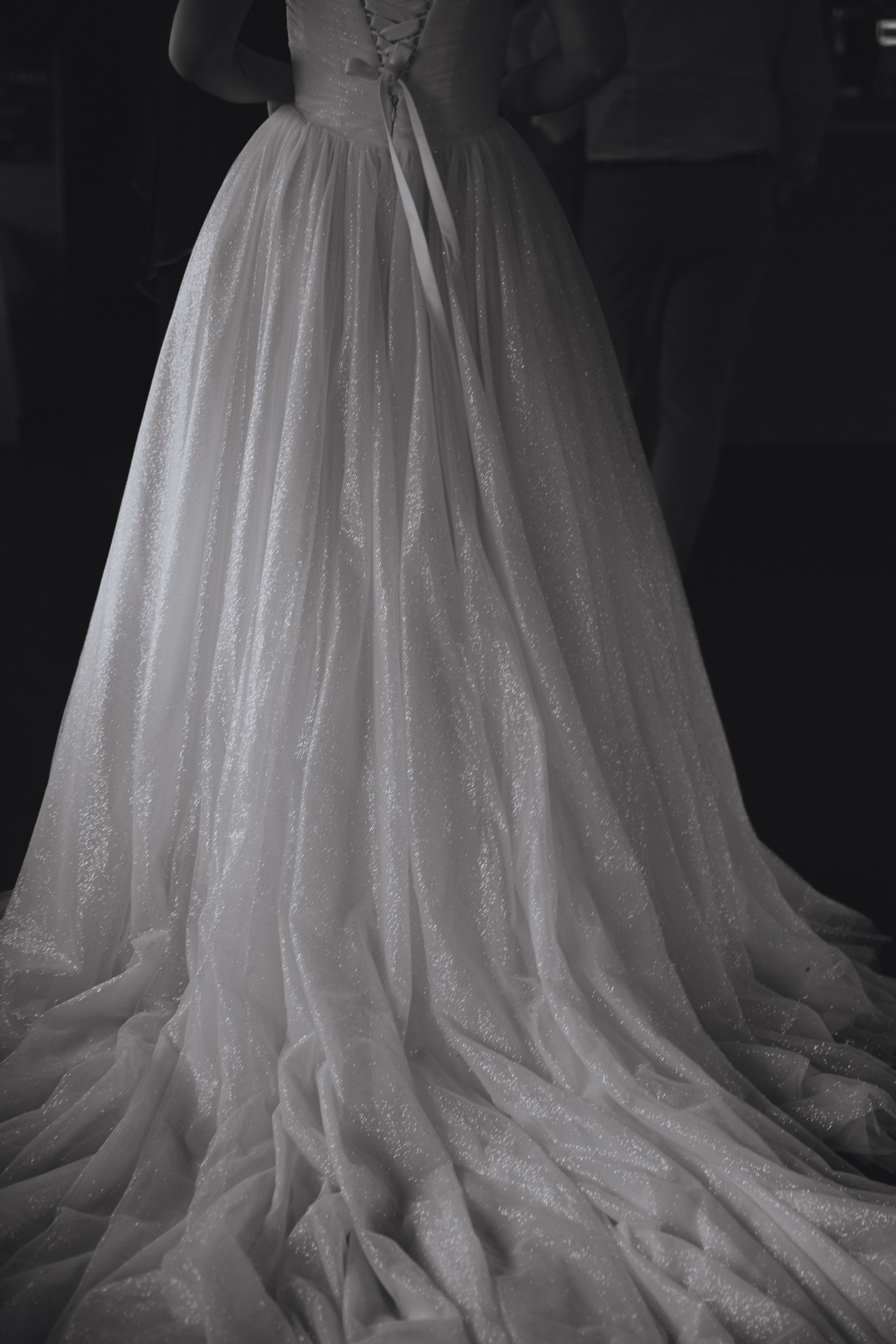 Der glänzende Rock des Brautkleides der Braut.