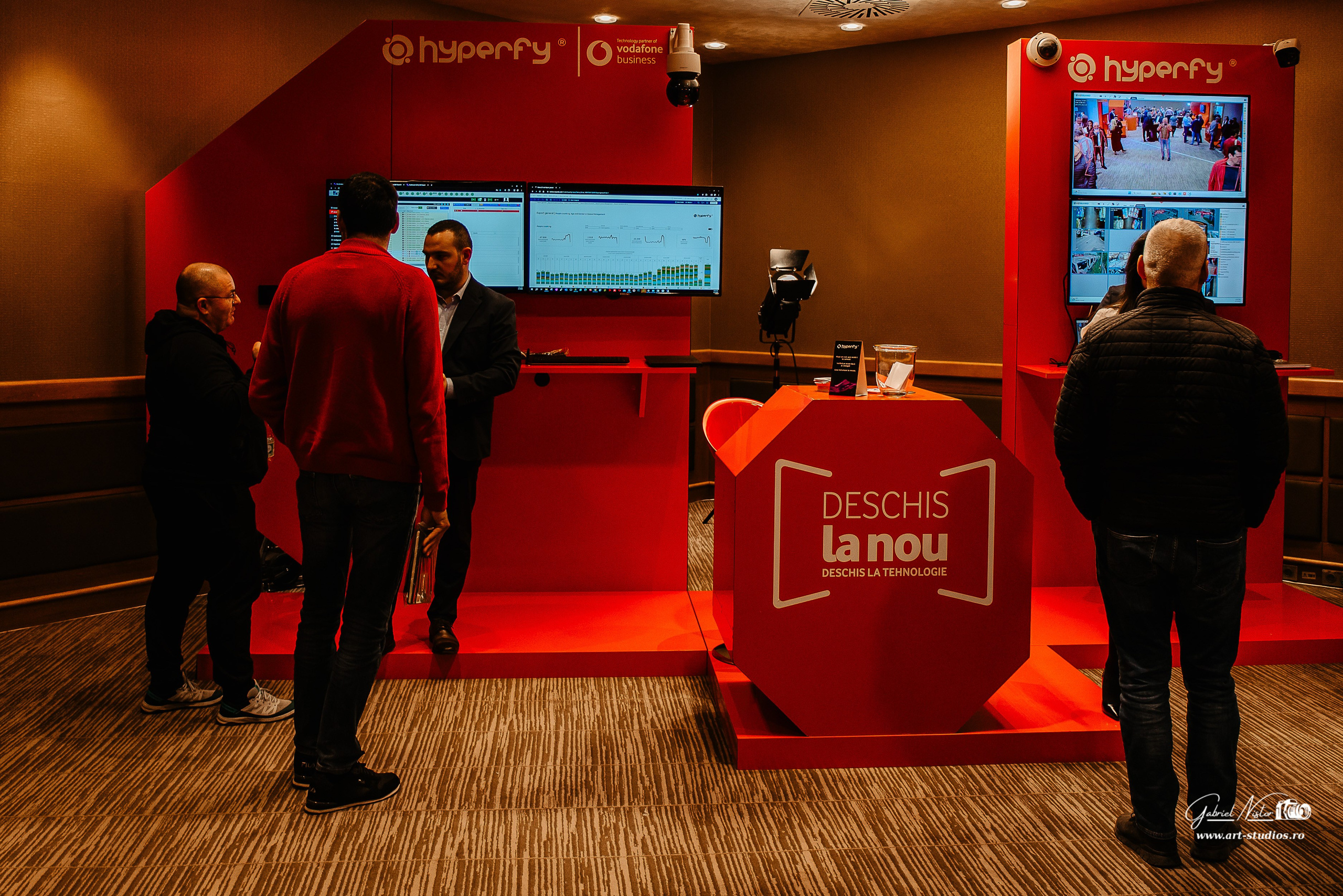 Vodafone - Deschis la Nou. Gabriel Nistor Art-Studios — Photographer / Videographer Iasi