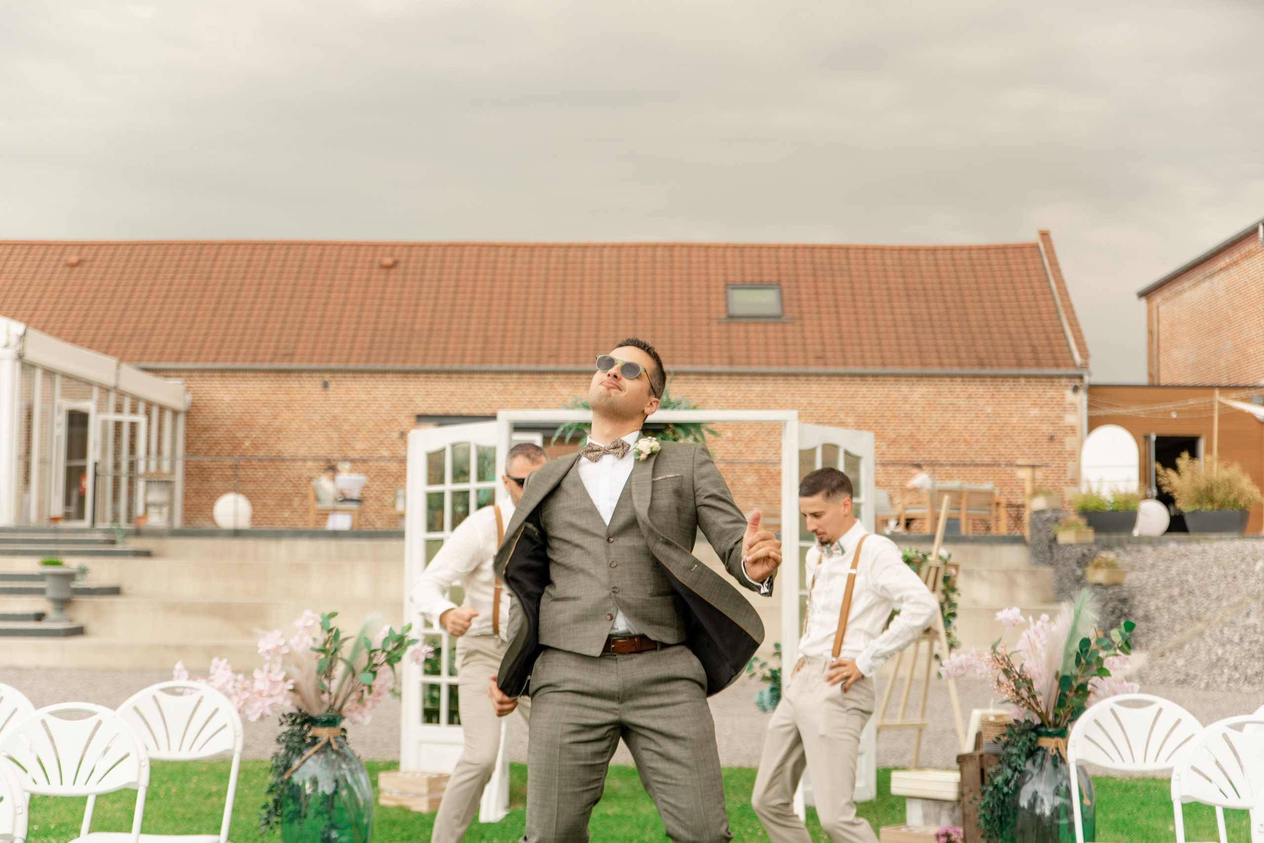 Baiser tendre photographié devant Notre-Dame de Paris, shooting mariage