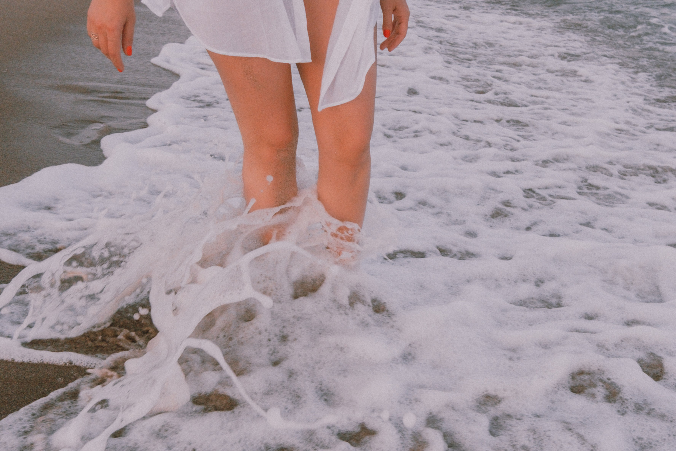 Sesión de amigas en la playa. Fotografía profesional en Calafell - Elena Medvedeva