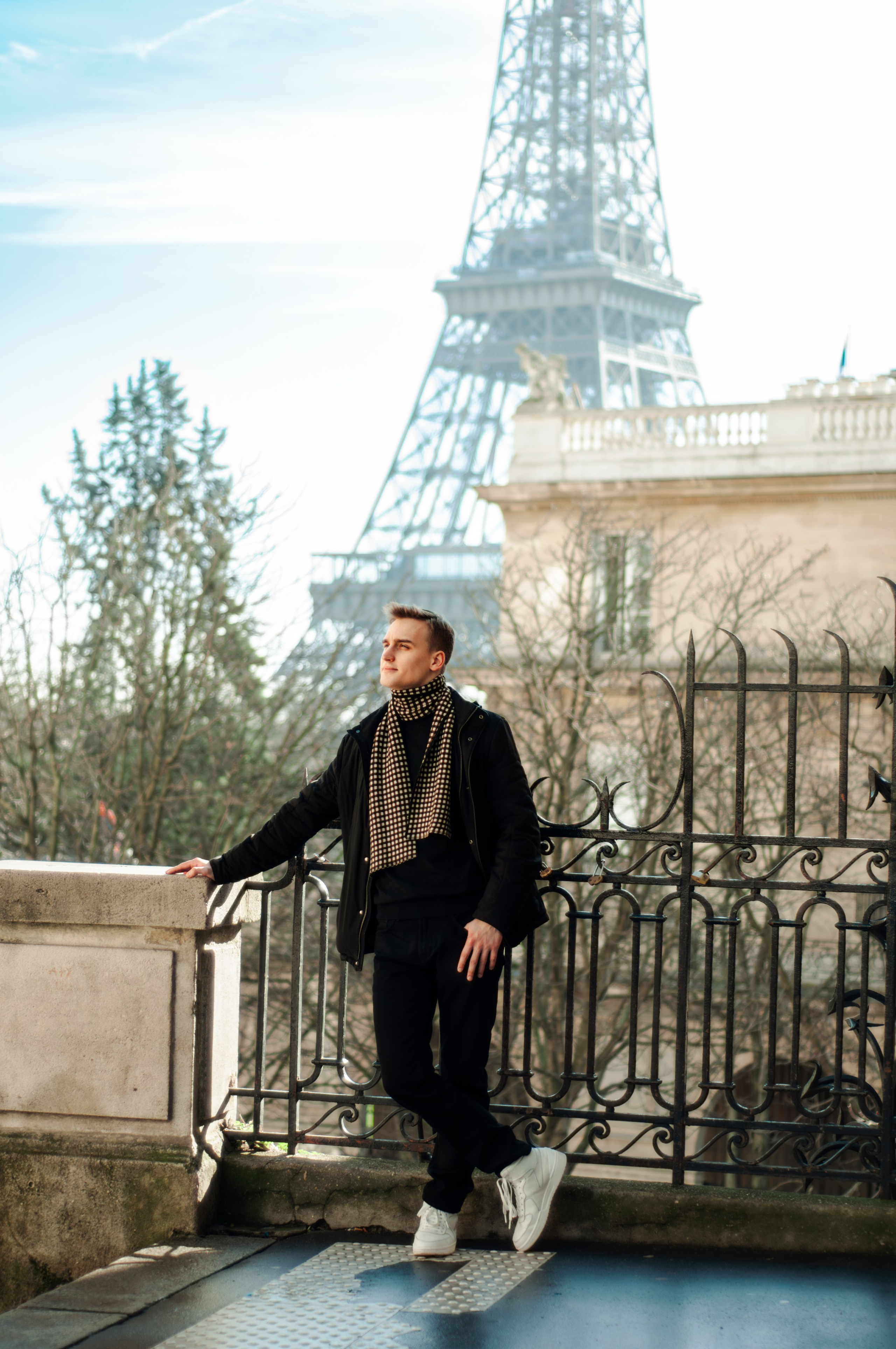 Мужская фотосессия у Эйфелевой башни. Фотограф в Париже Полина Осипова