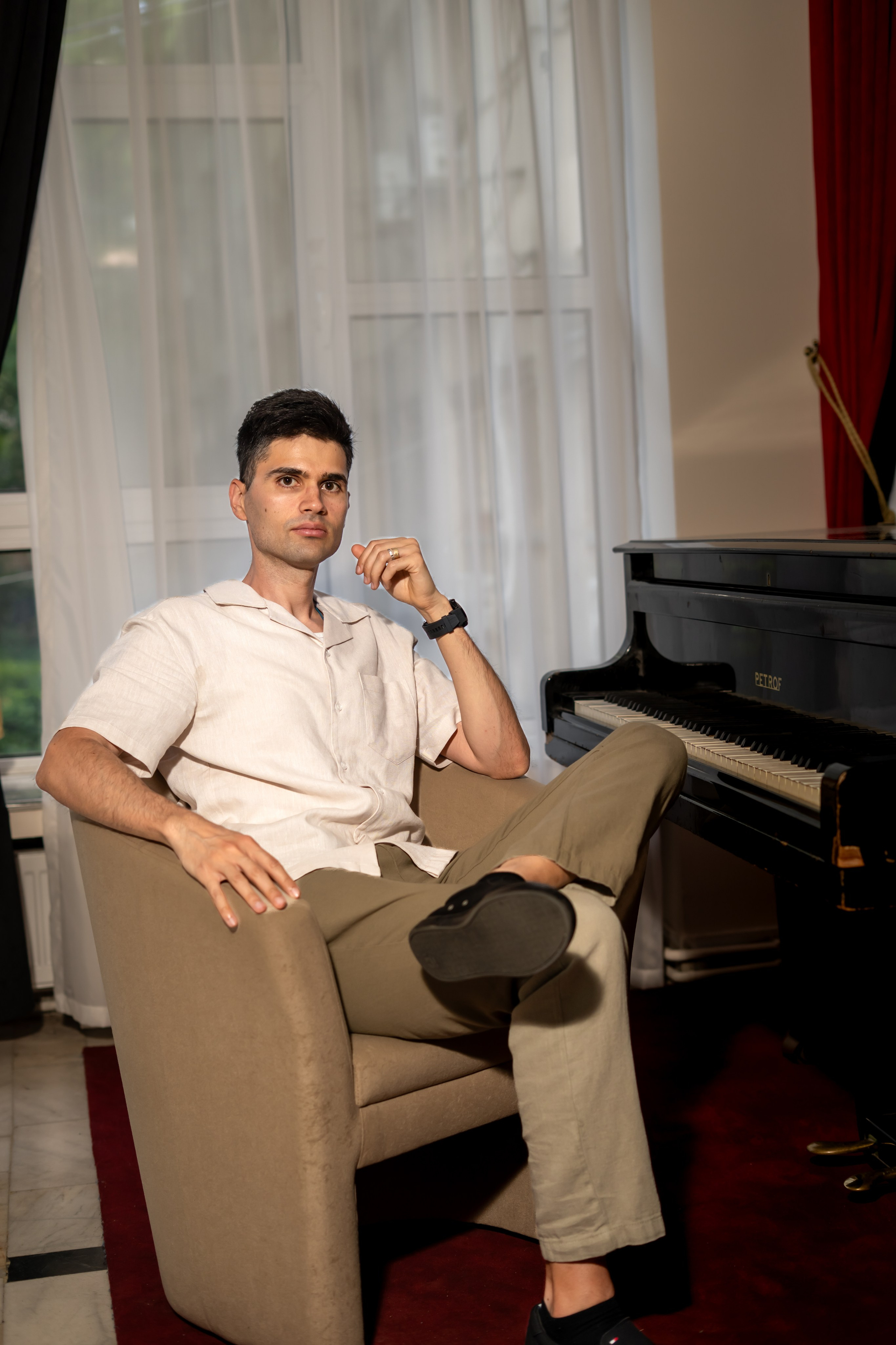 Ședință foto cu noi la Pian UPG. Mihai Alexandra Events