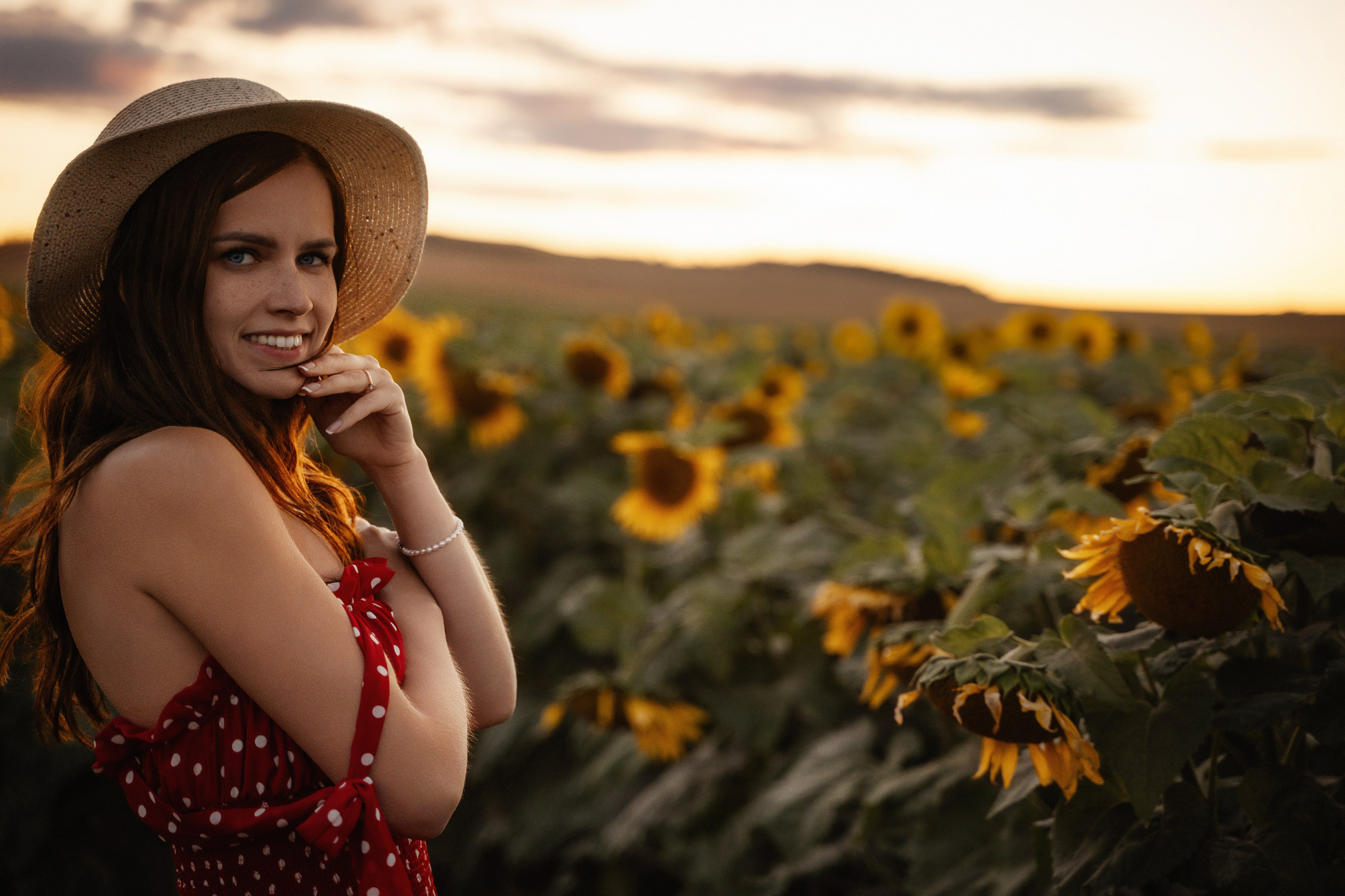 Sunset portrait of young woman in sunflower field, captured by Marbella photographer