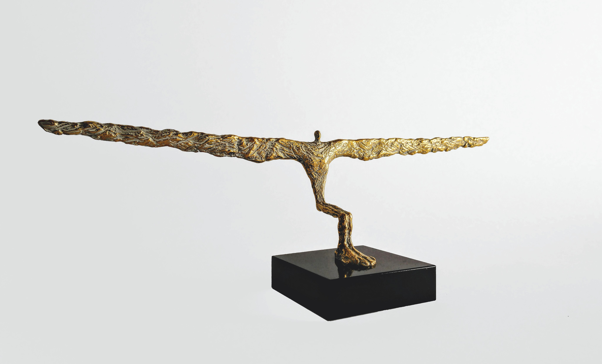 Крылатый. 2003. Бронза, позолота, долерит