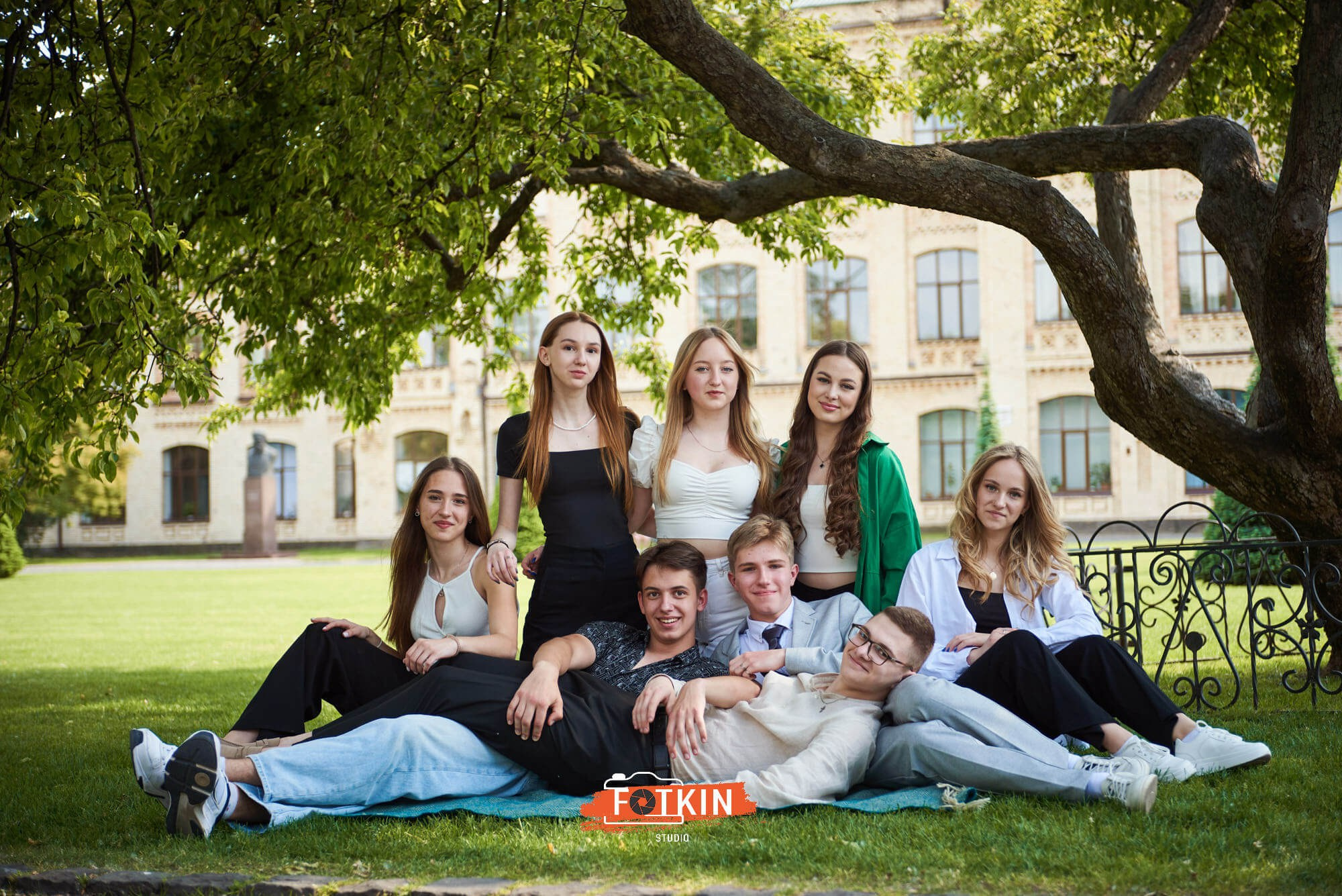 Випускний альбом для 9 та 11 класу замовити в Києві. Випускні альбоми фотокниги Київ та Дніпро