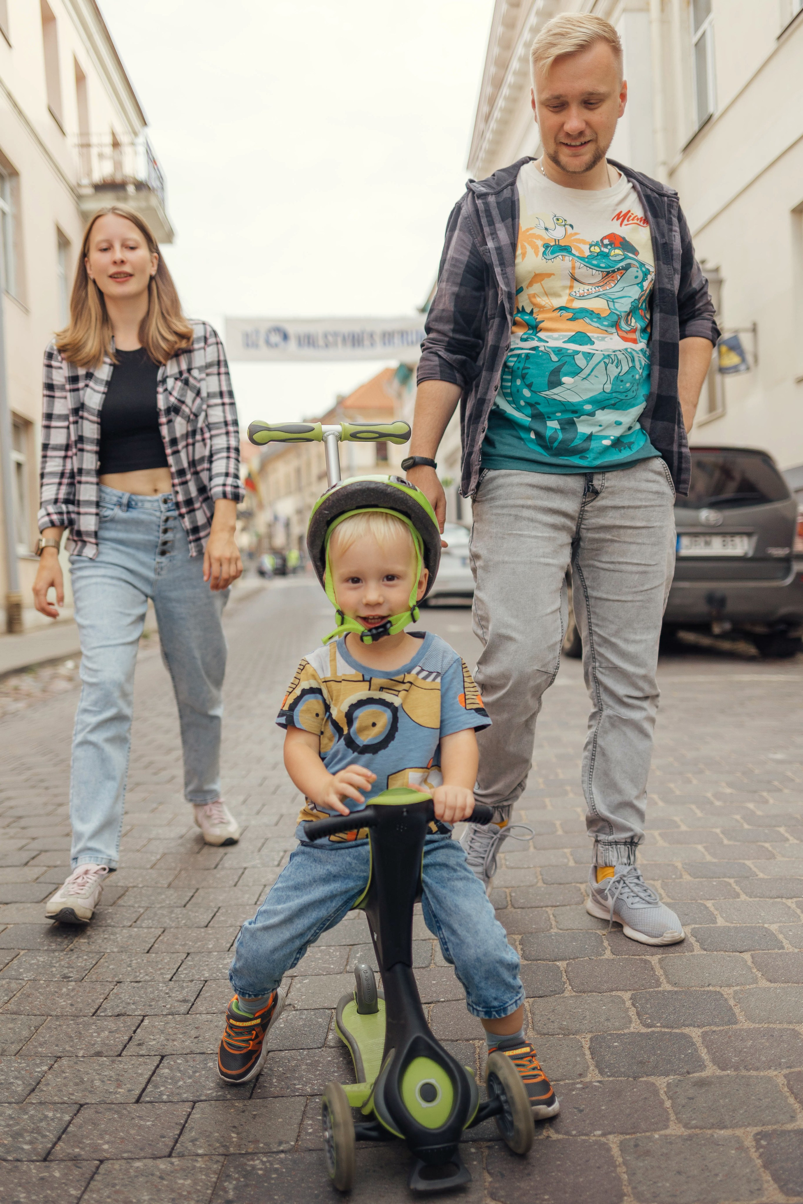 Along the streets of Vilnius in lifestyle style. Family photographer in Vilnuis Svetlana Naumova