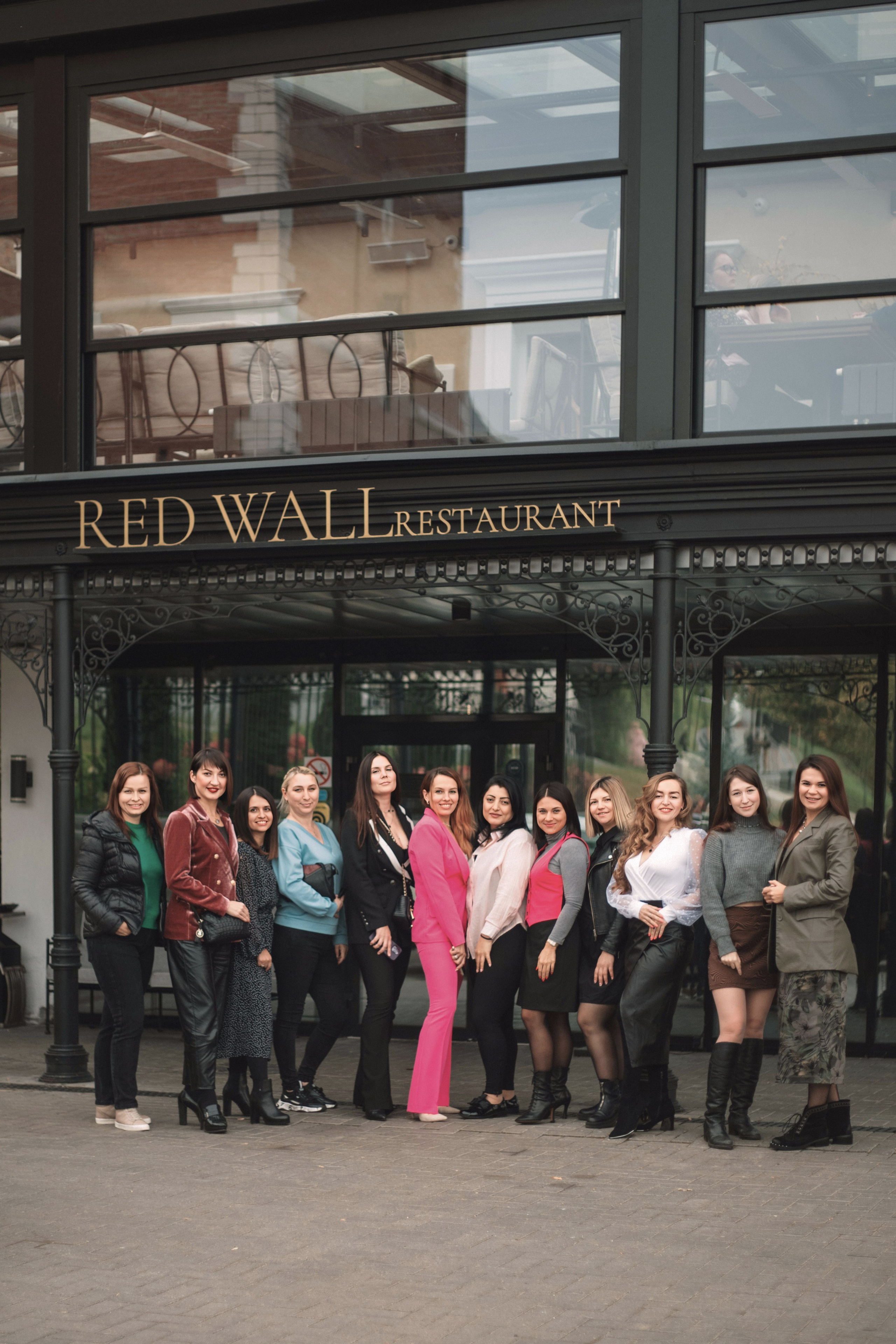 Girls | red wall. Photographer Inna Kalmykova