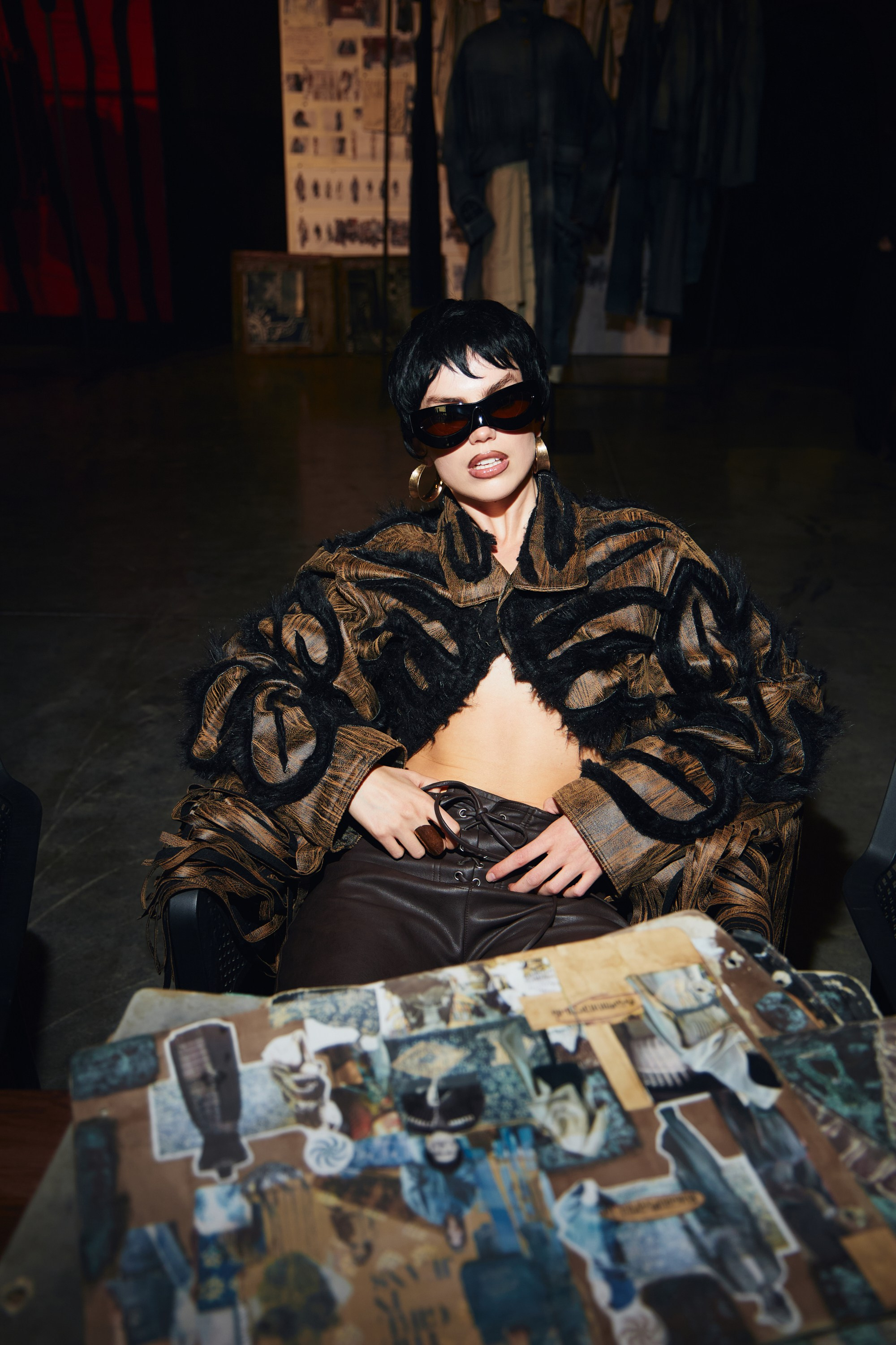 Уличная Fashion-съёмка в старом Тбилиси, модель в кожаном тренче и стильных аксессуарах.