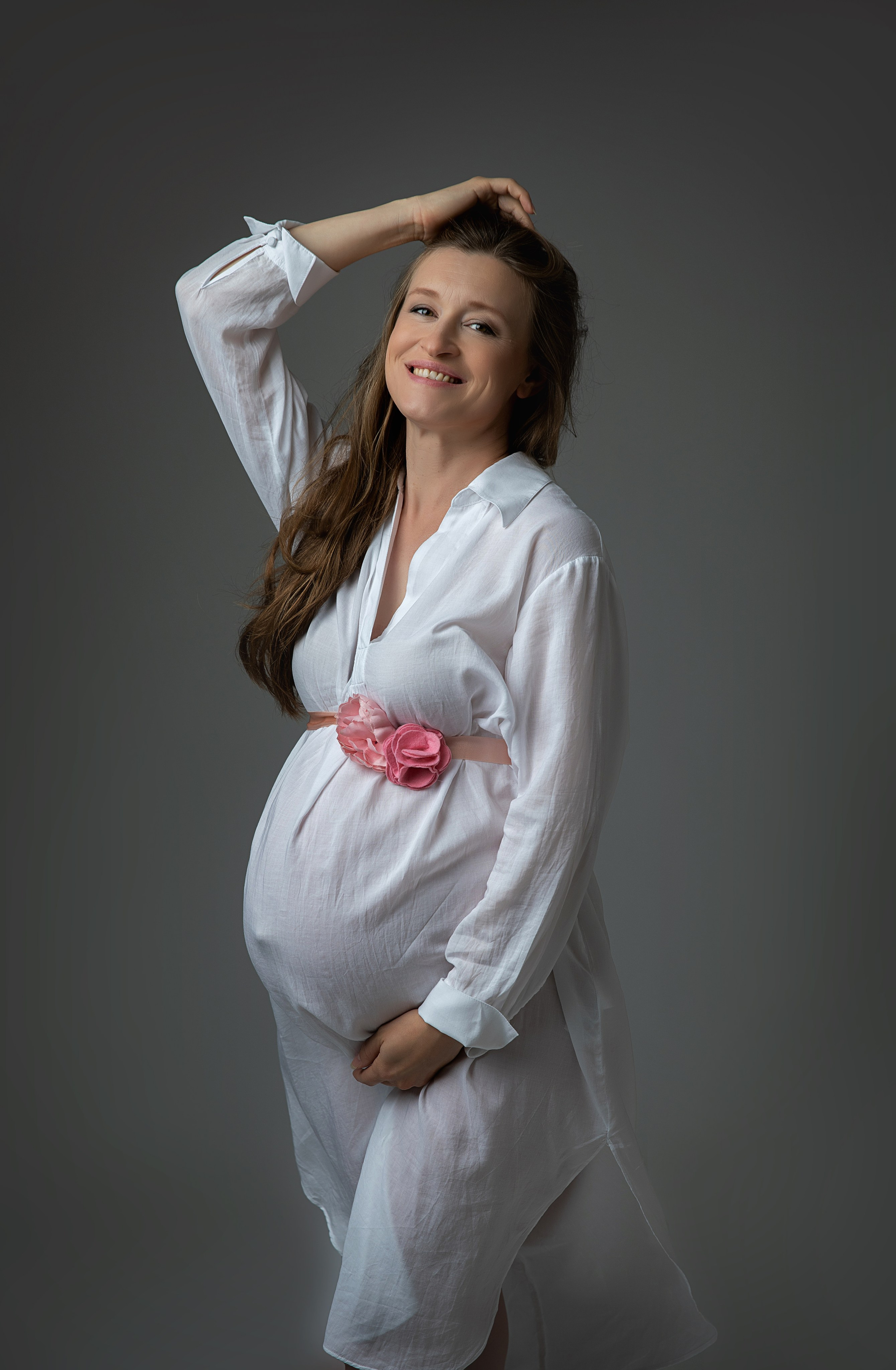 Upplev en elegant fotossession för din graviditet, med professionella bilder och vackra klänningar tillgängliga för uthyrning.