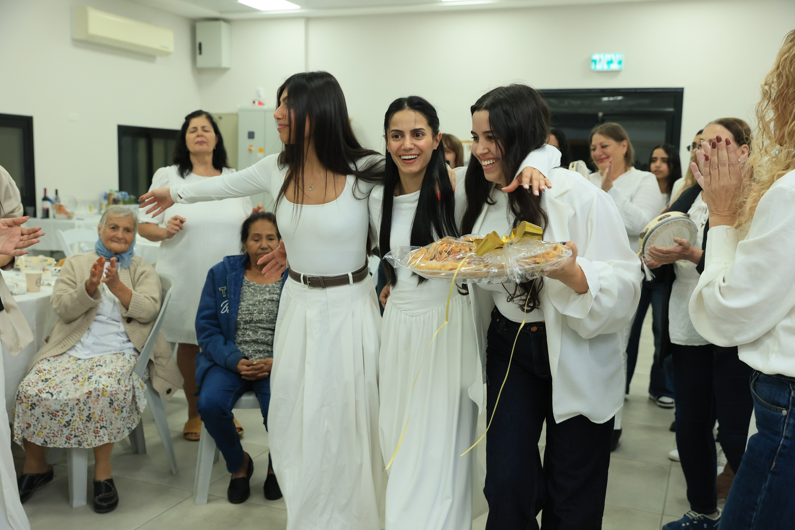 נטף הפרשת חלה. שני ויזל | צלמת הריון, צילומי משפחה וצילומי בוק בת מצווה