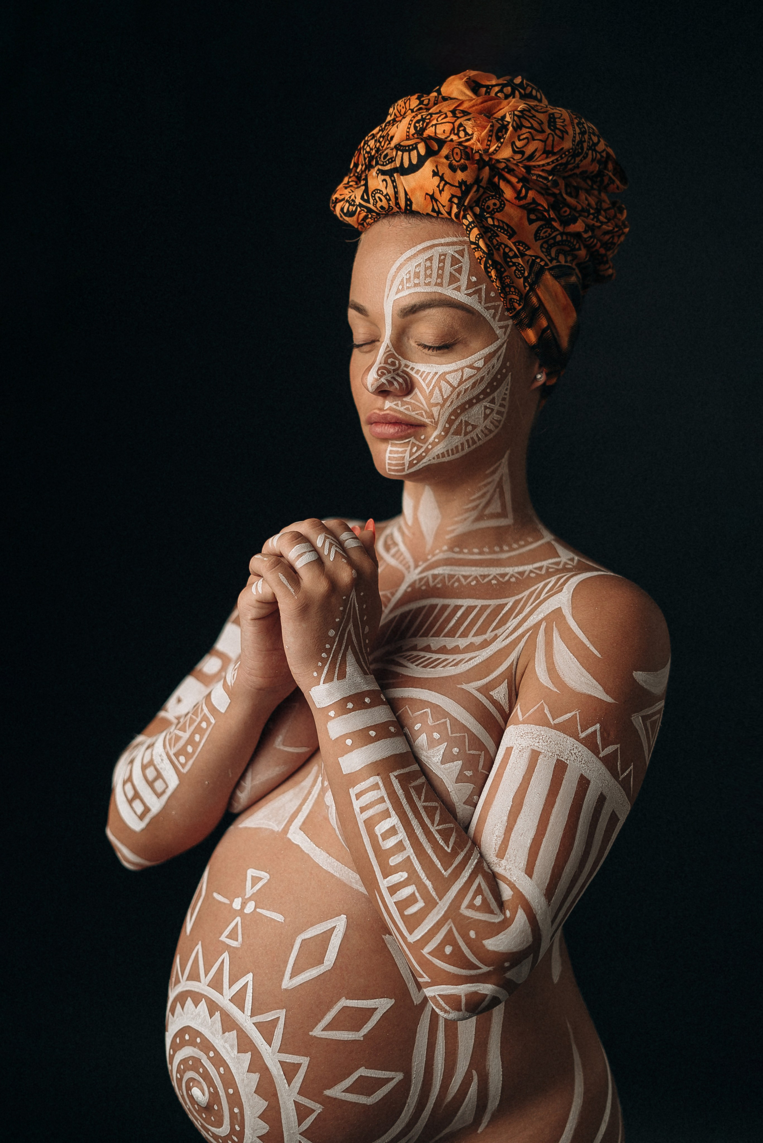 Maternity photoshoot with painted belly. Портретный и семейный фотограф в Лимассоле Кипр Анна Руссу