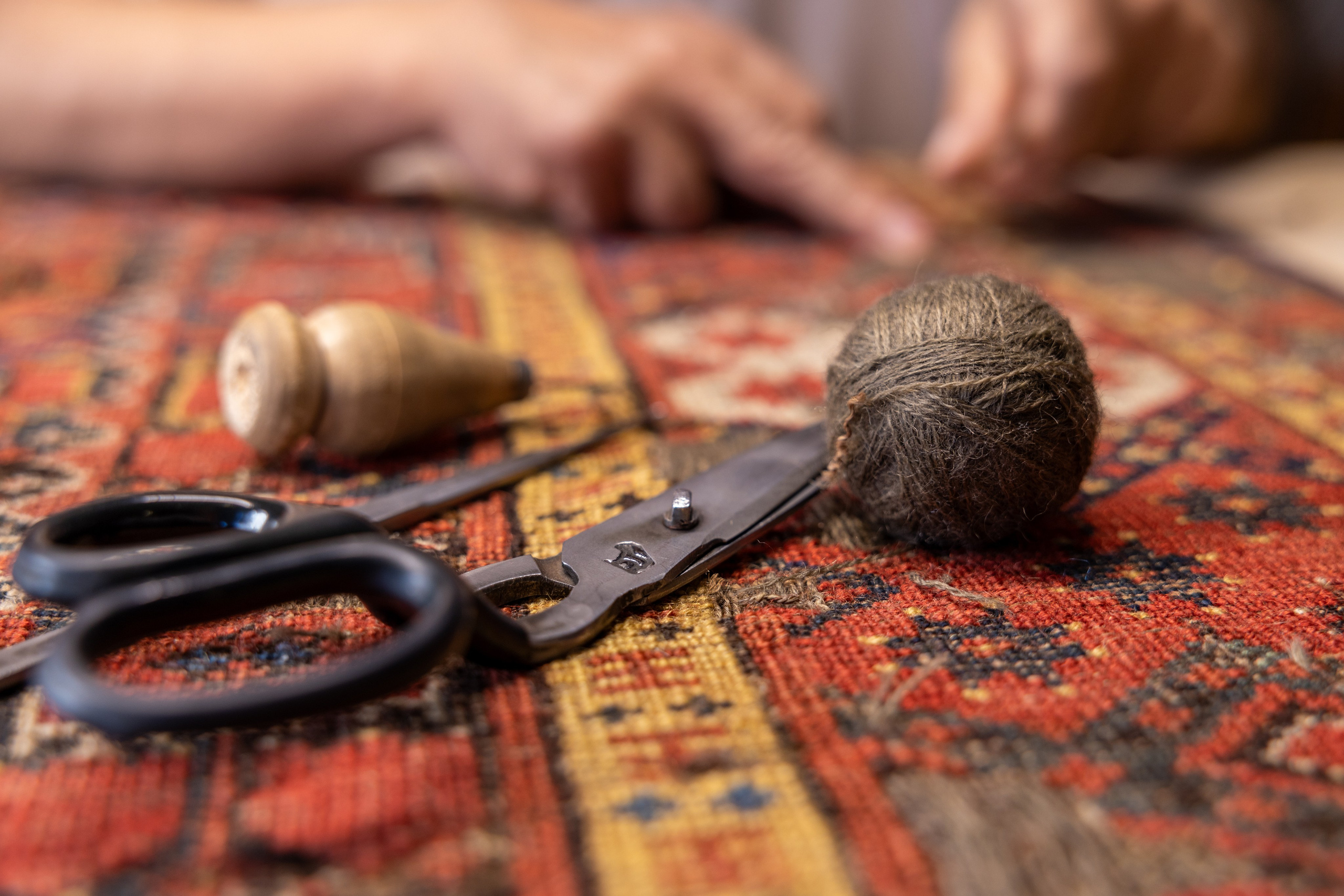 Teppichrestaurator, Salzburg, 2024. Guzel Kolobova| Fotografin| Salzburg