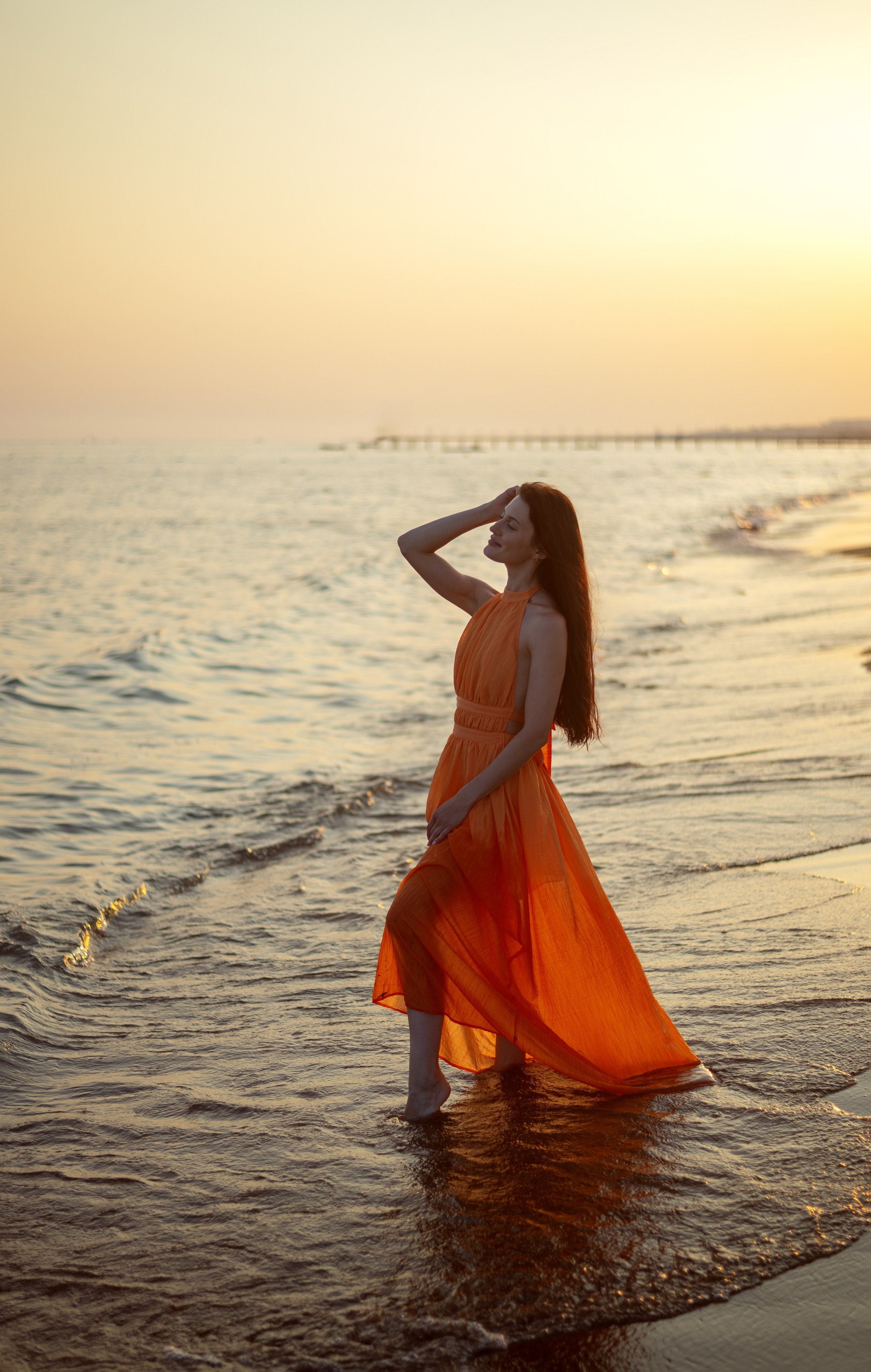 Фото девушки на берегу моря на закате