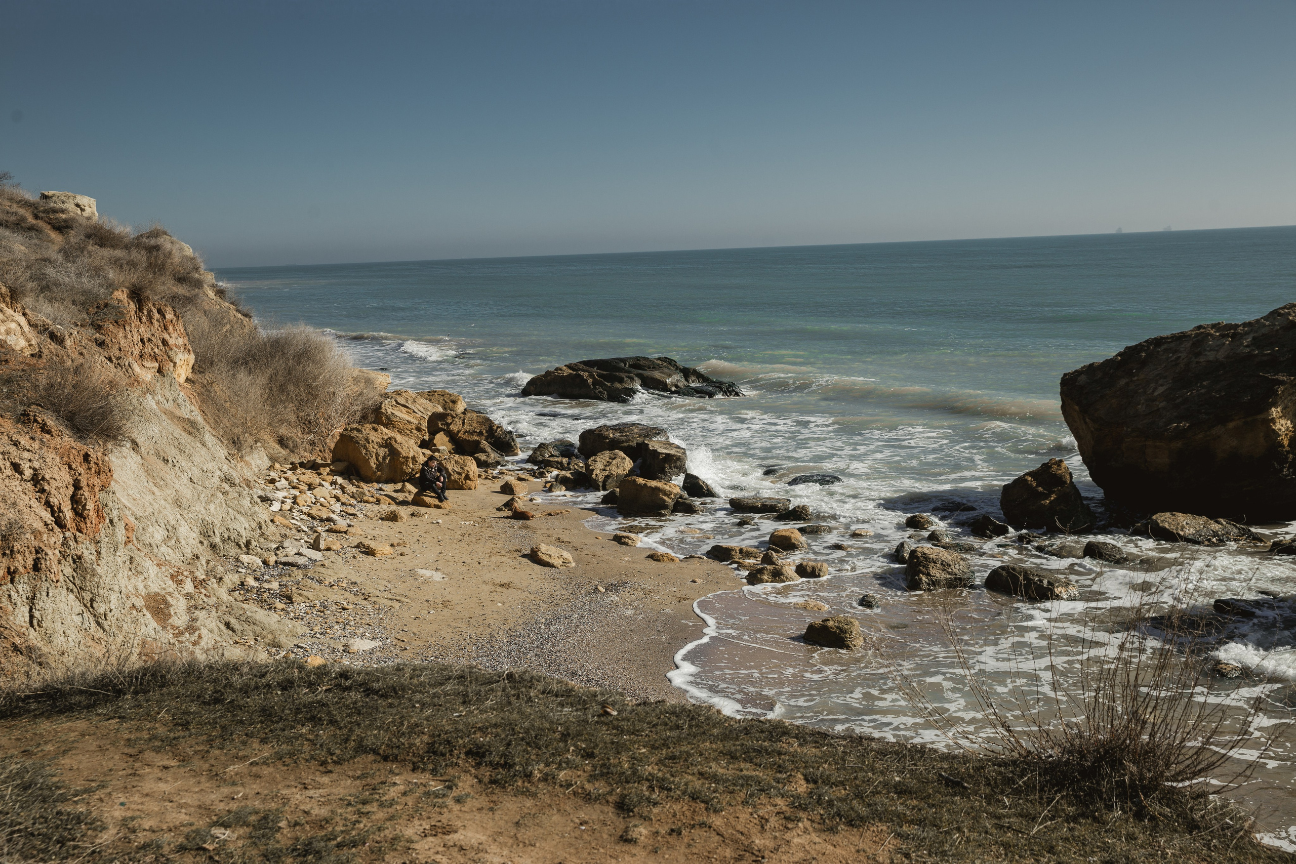 Bride and groom photoshoot on Mediterranean beach, wedding photographer Spain