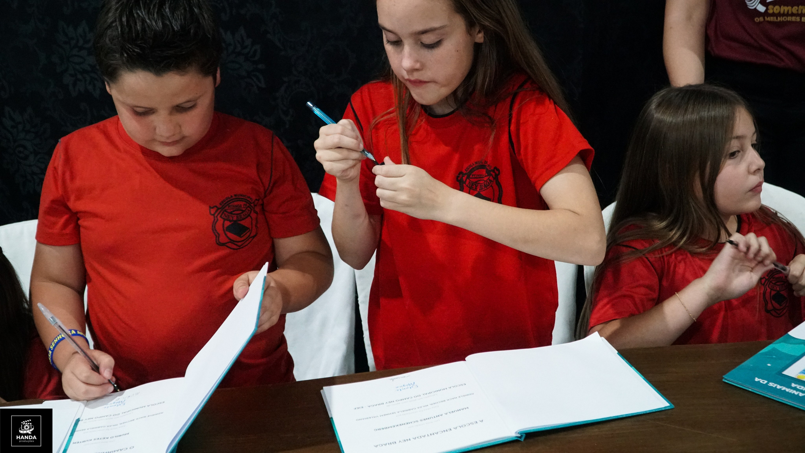 Noite autógrafos colégio Aurélio Buarque de Holanda. Handa Produções