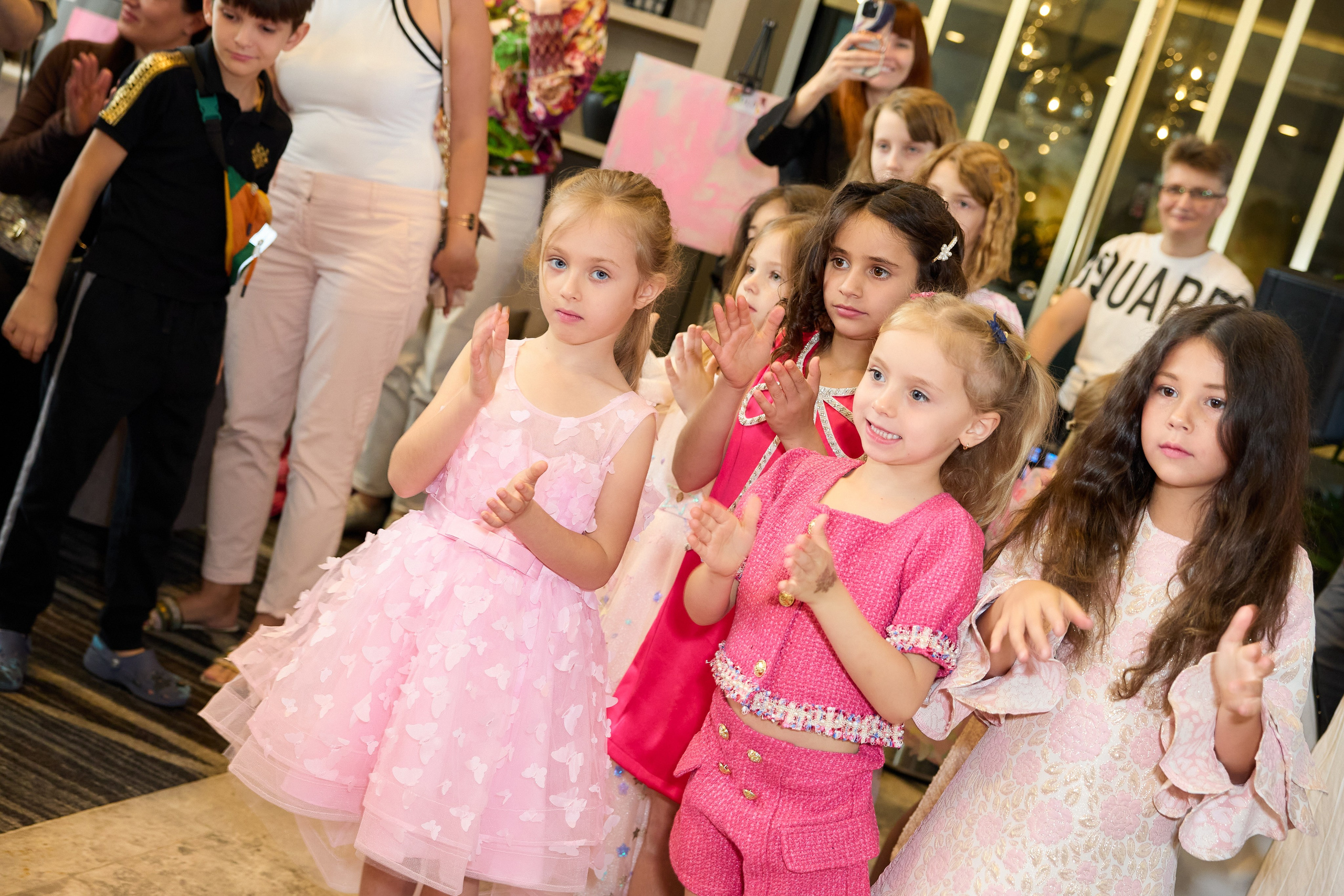 Авторская благотворительная художественная выставка Дианы Бортник. Фотограф Юлия Маковеева