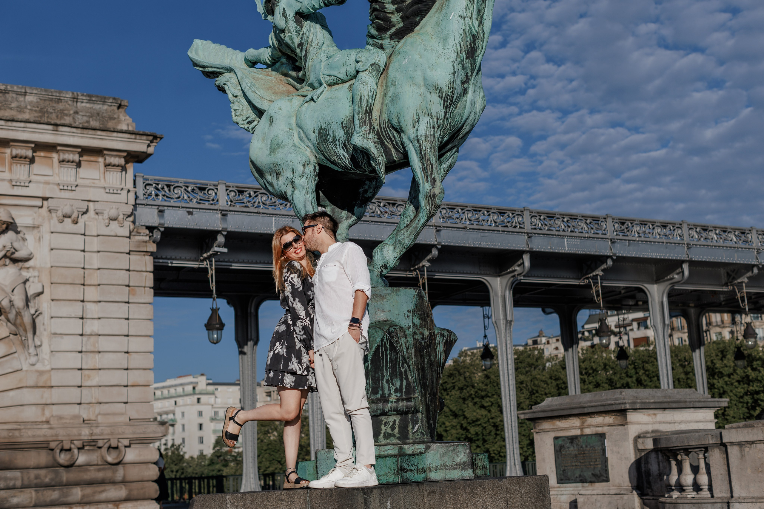 Bir-Hakeim Surprise Proposal Guide: Exact Spot, Paparazzi Scenario & Rain Plan. Photographe à Paris