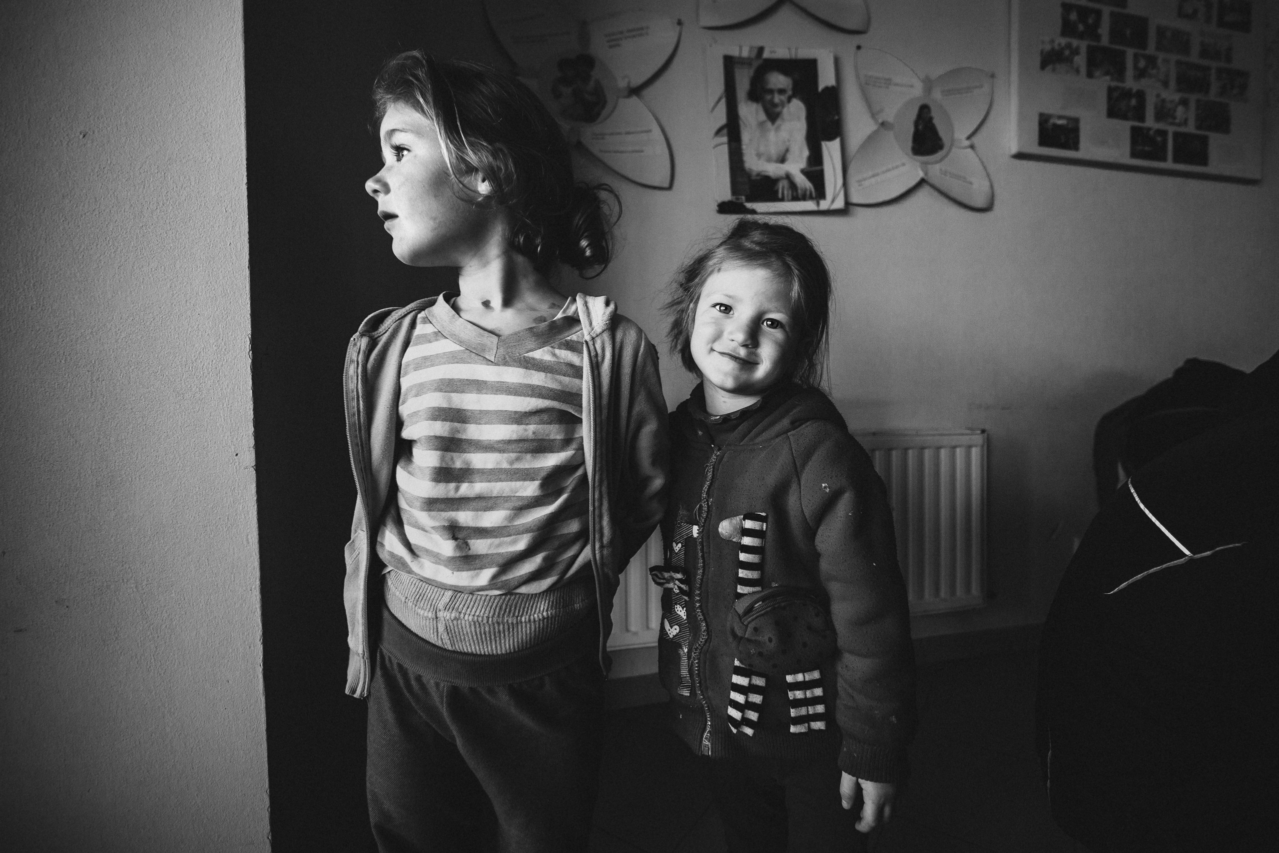 портрет чёрно-белый  социальная фотография девочки две Детский дом