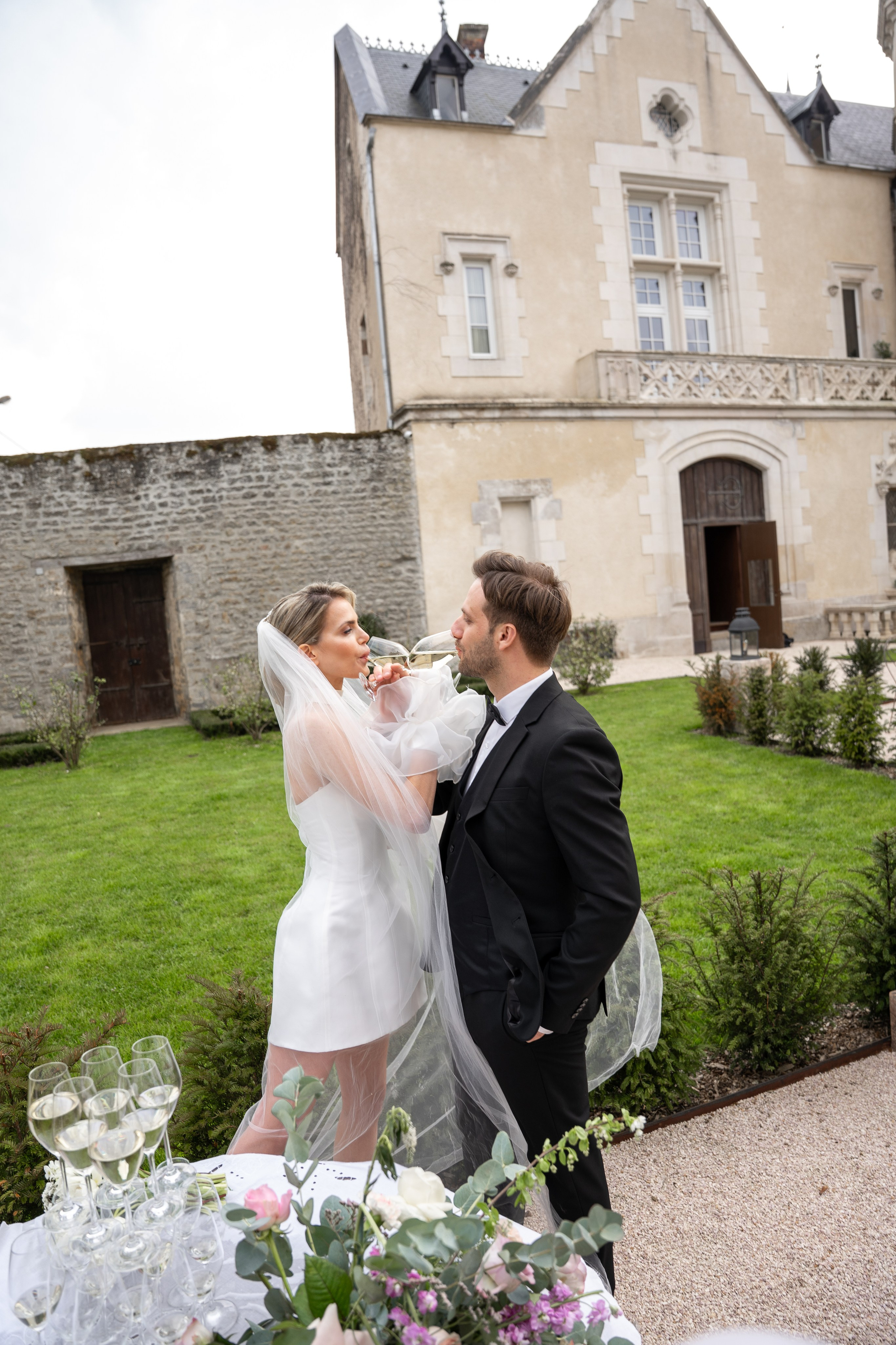 Chateau elopement inspiration. Wedding photographer in Paris Oksana Shum