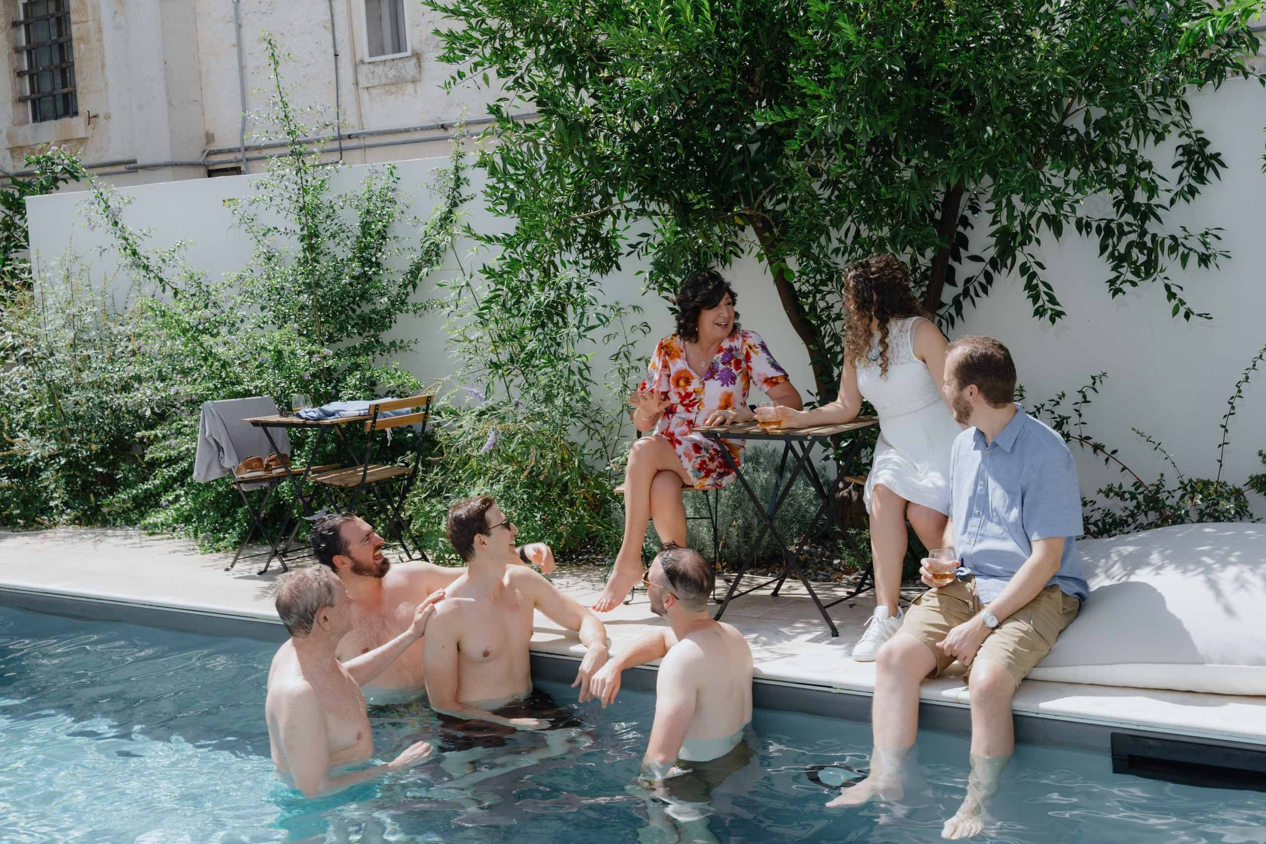 Guests relaxing by pool before wedding, destination wedding Italy atmosphere, natural and candid storytelling photography