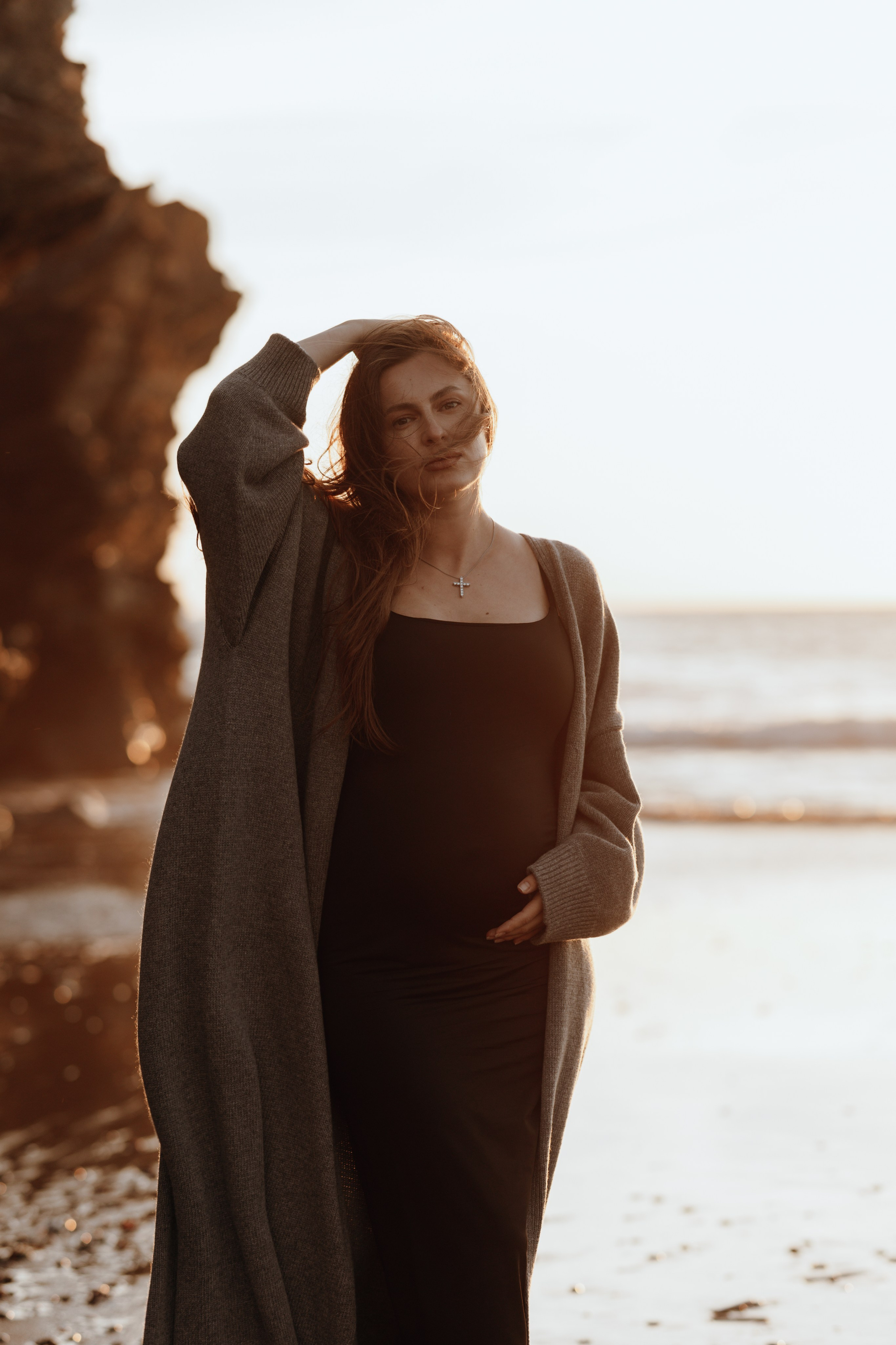 Sunset maternity photoshoot. Annah Louwagie — Lifestyle photographer for couples, families & brands | France & worldwide