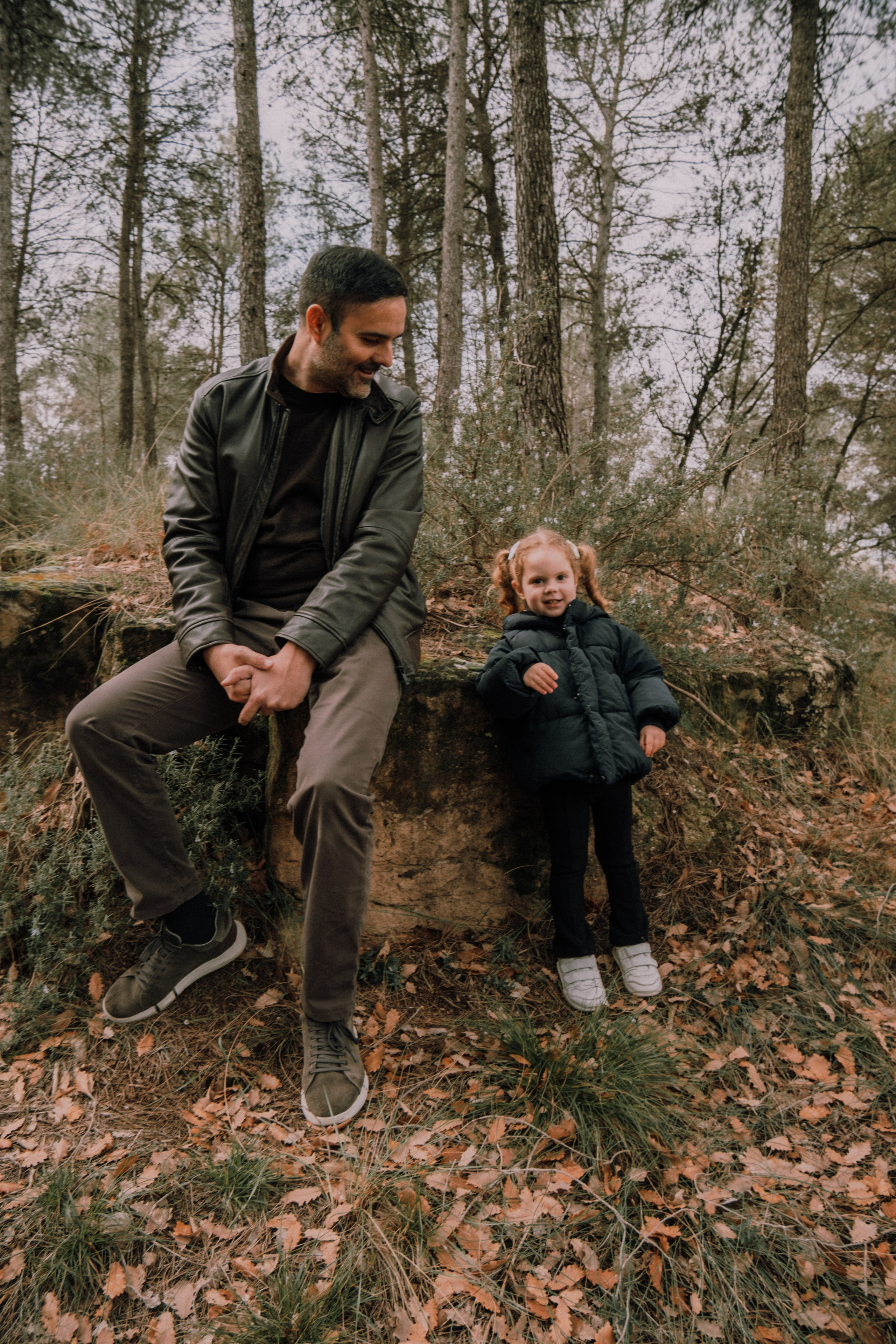 Sesión familiar en el bosque. Fotografía profesional en Calafell - Elena Medvedeva