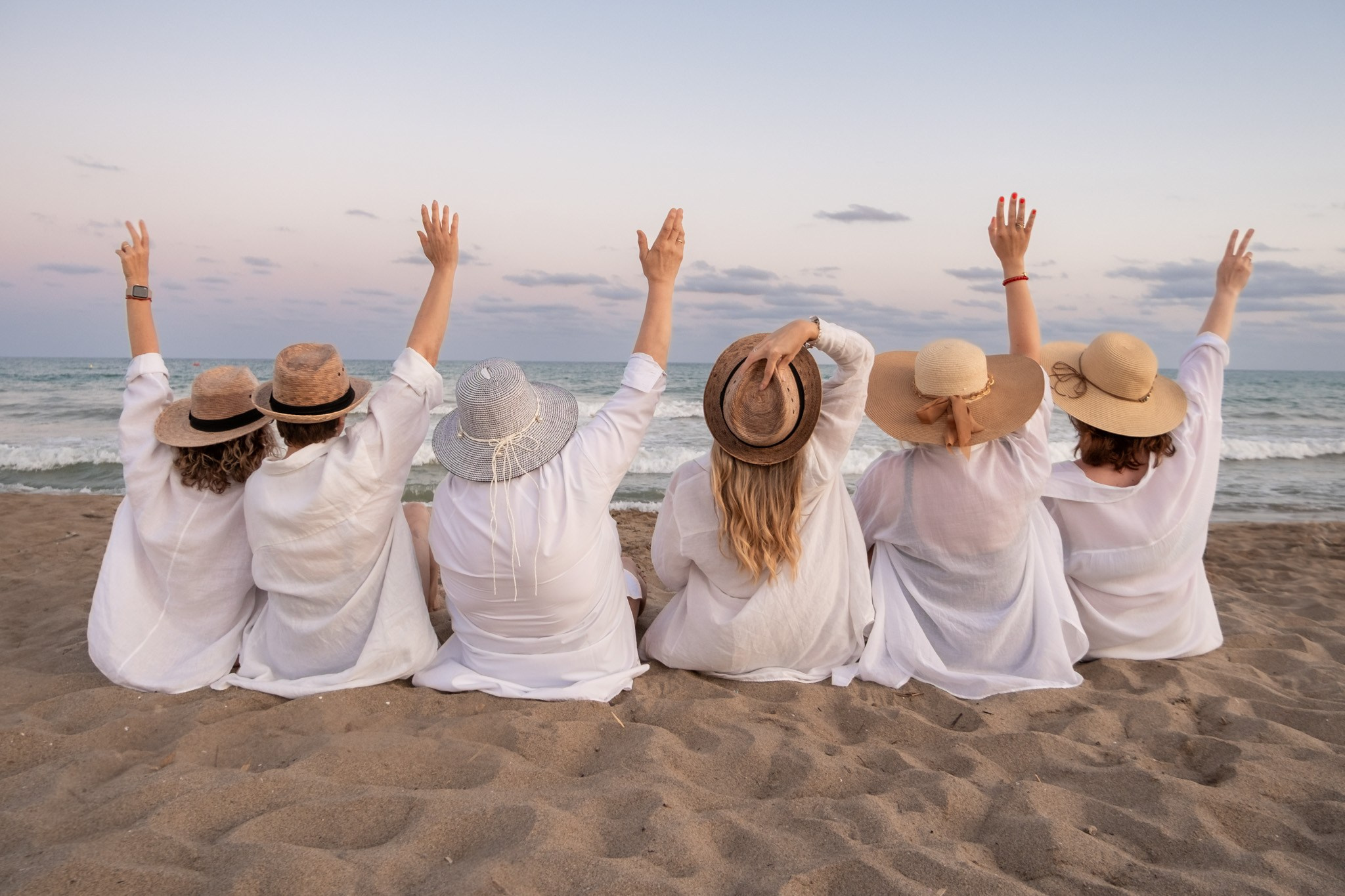 Sesión de amigas en la playa. Fotografía profesional en Calafell - Elena Medvedeva