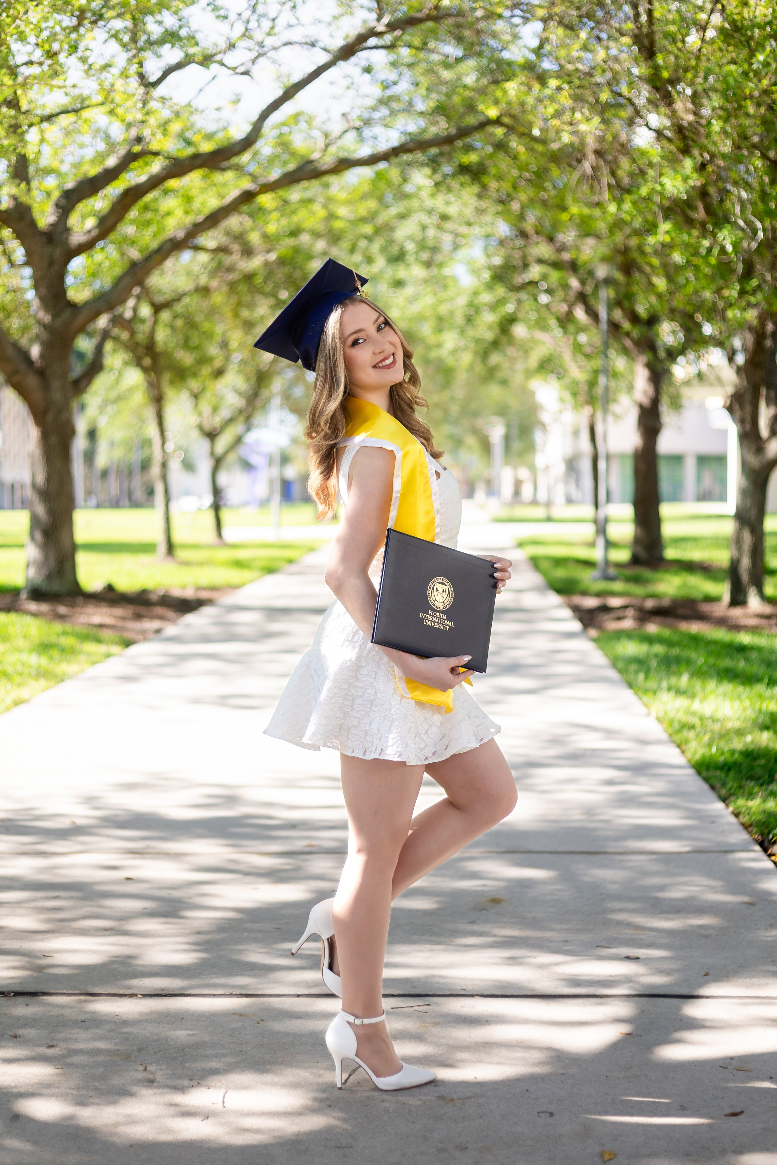 What (and Who) to Bring to Your Grad Photoshoot. Portrait and graduation photographer Marina Simanava