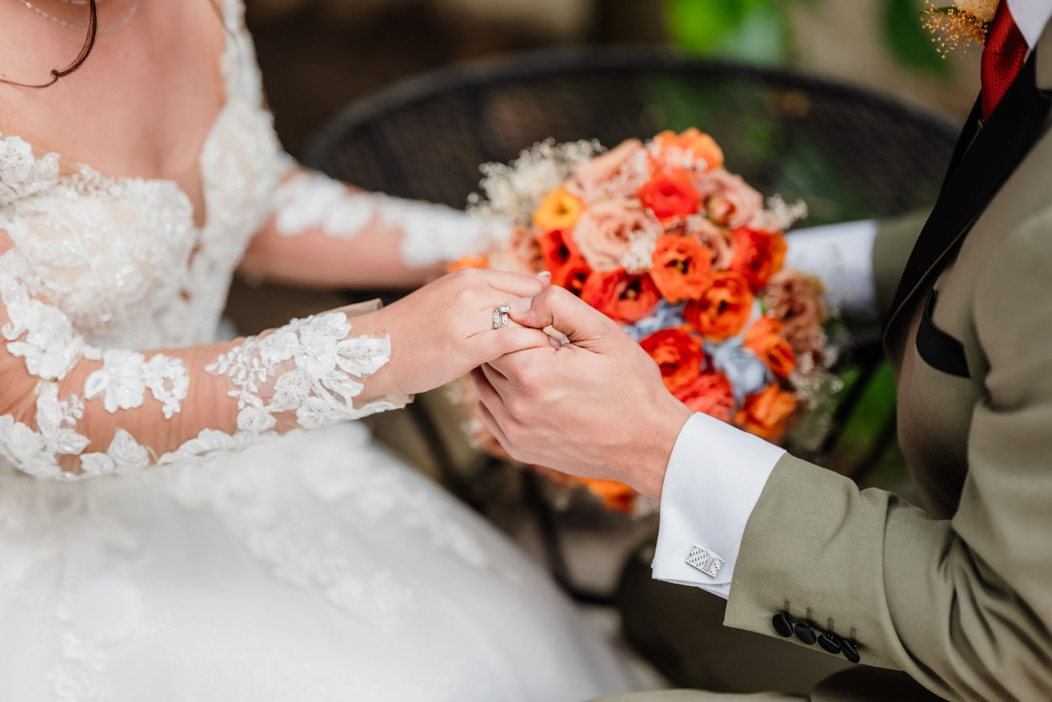 intercambio de anillos de boda primer plano manos novios ramo naranja Tijuana