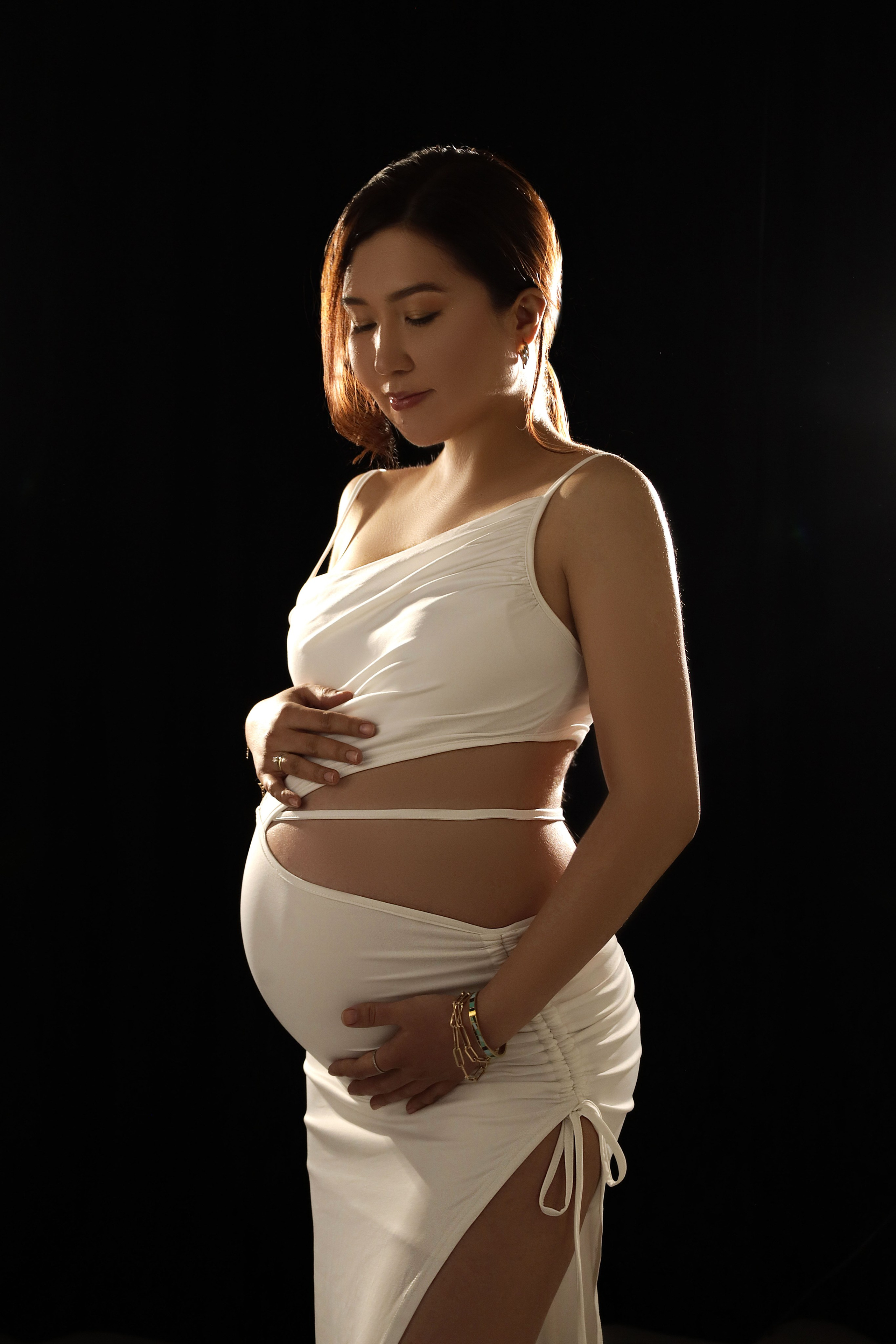 нереальное белое платье с интересным дизайном,разрез на ножке регулируемый. размер S\M