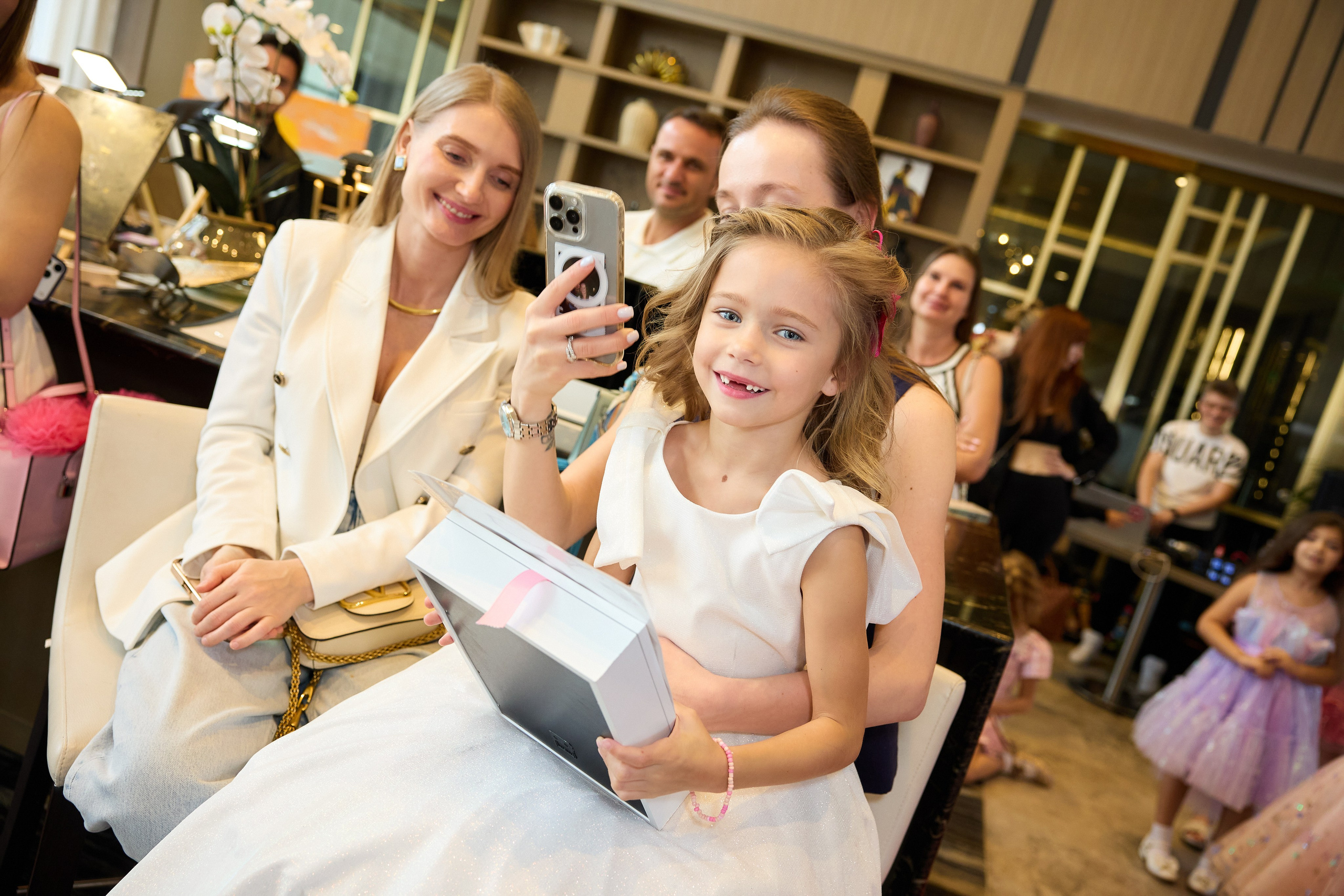 Авторская благотворительная художественная выставка Дианы Бортник. Фотограф Юлия Маковеева