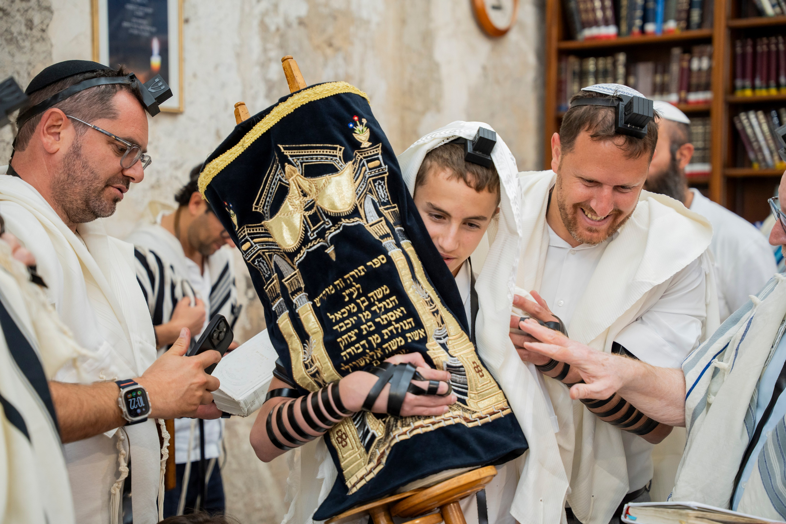 הנחת התפילין רפאל לוי. יוסף מזרחי צילום חתונה, ברית וזוגיות. צלם מקצועי שאוהב להוציא אתכם הכי יפים ברגעים הכי מרגשים