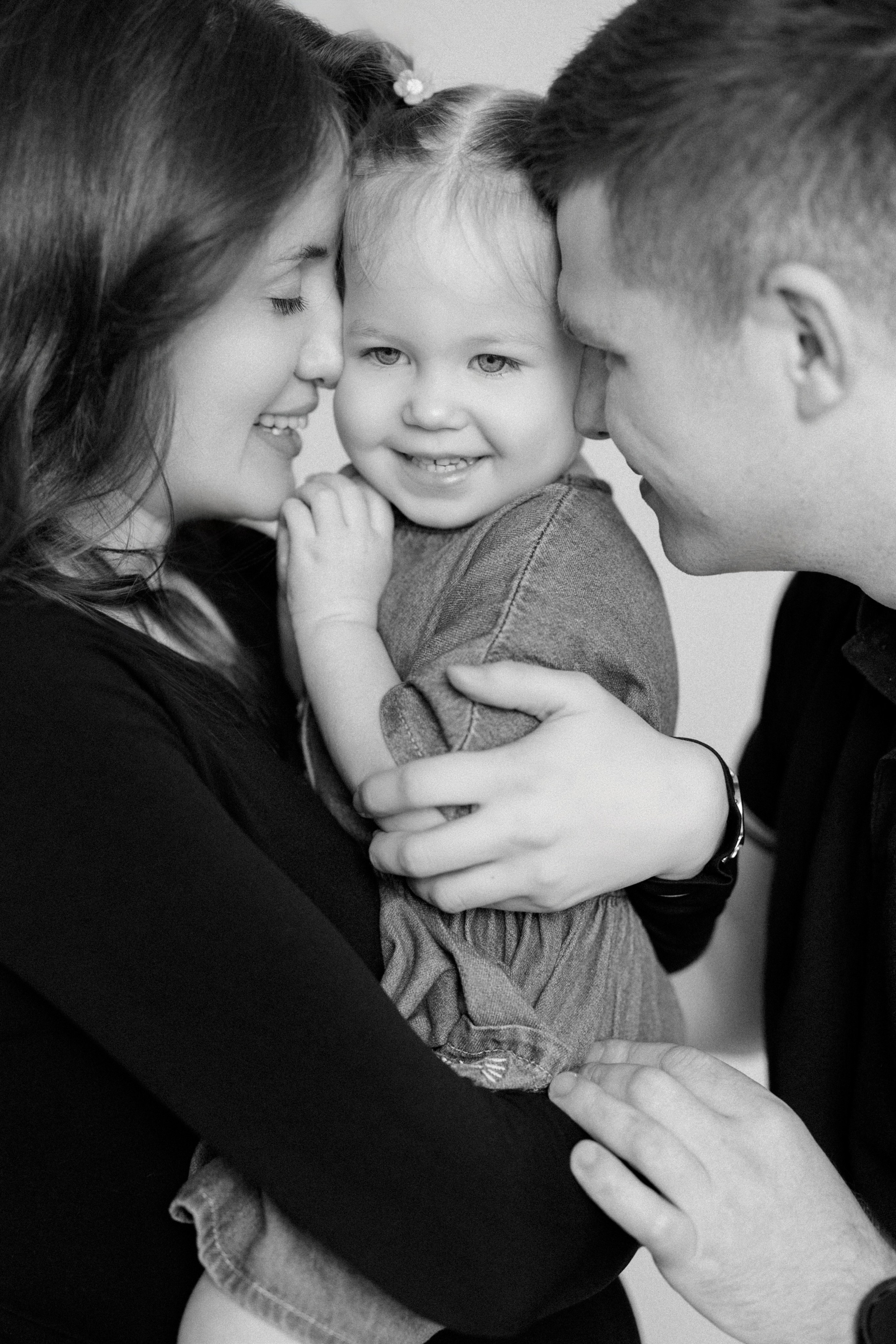 Ședință Foto de Familie — Stil Minimalist pe Fundal Alb. Scarlat Photography