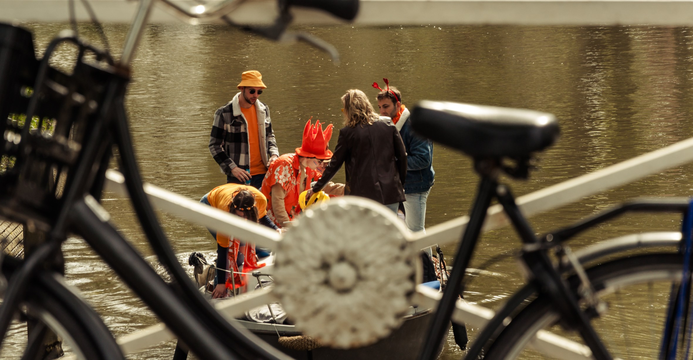 King's Day street photography. Éclat Photos. Exclusive portrait photography service