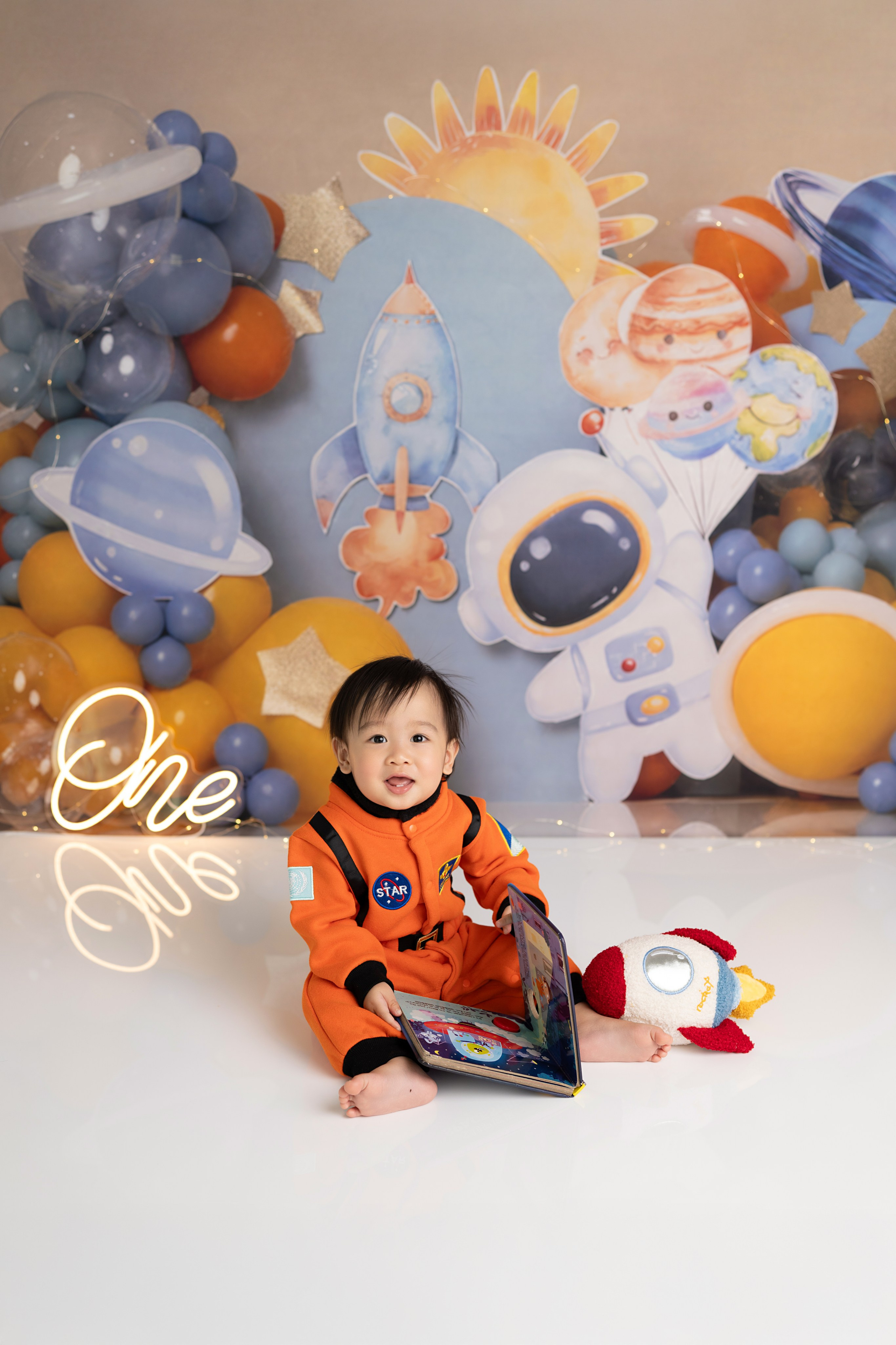 CAKE SMASH PHOTOGRAPHY. Newborn, Sitter and Cake Smash Photographer in Doha, Qatar