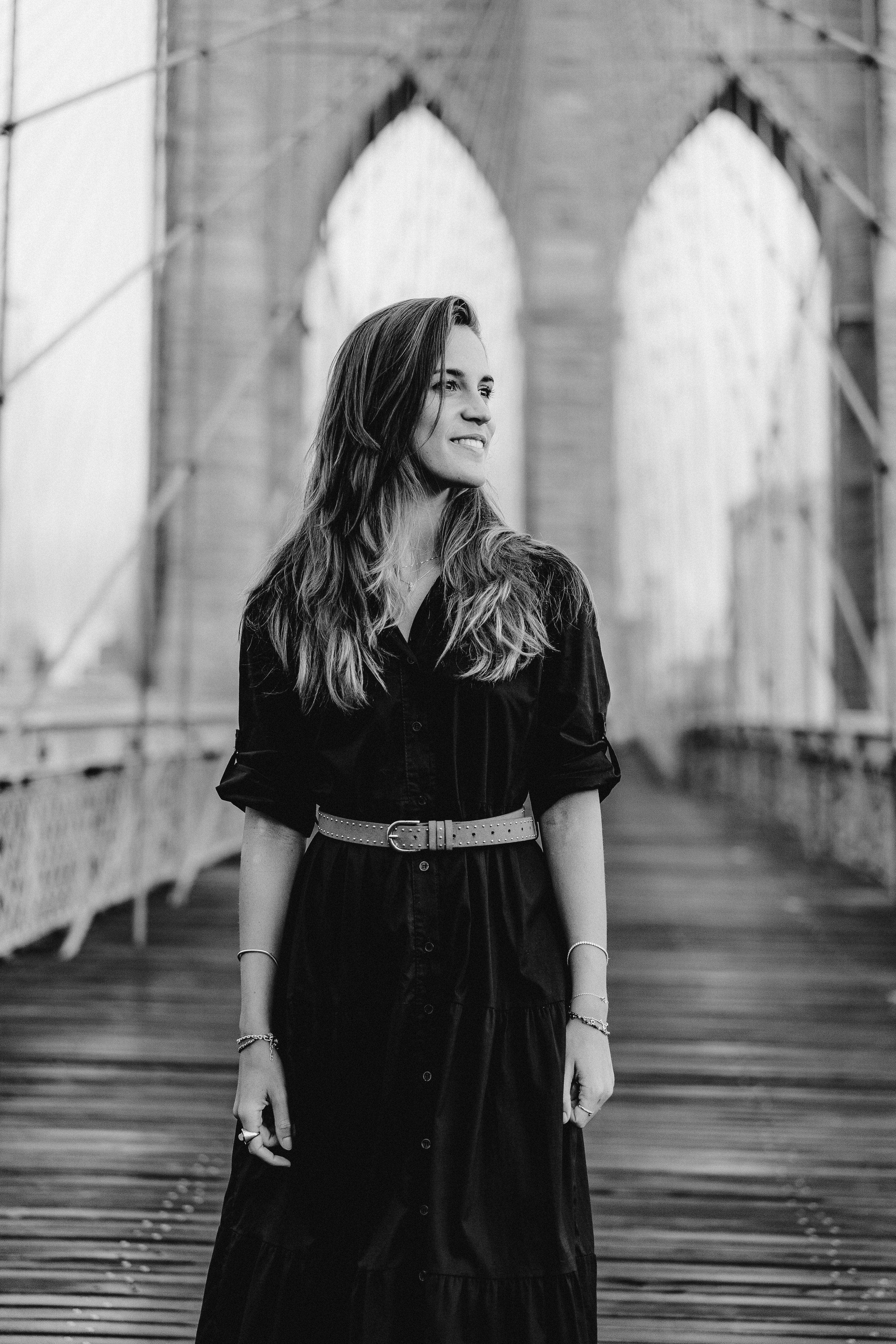 Couple in Dumbo and on the Brooklyn Bridge. Videographer and photographer in New York // MAKAROV.VIDEO