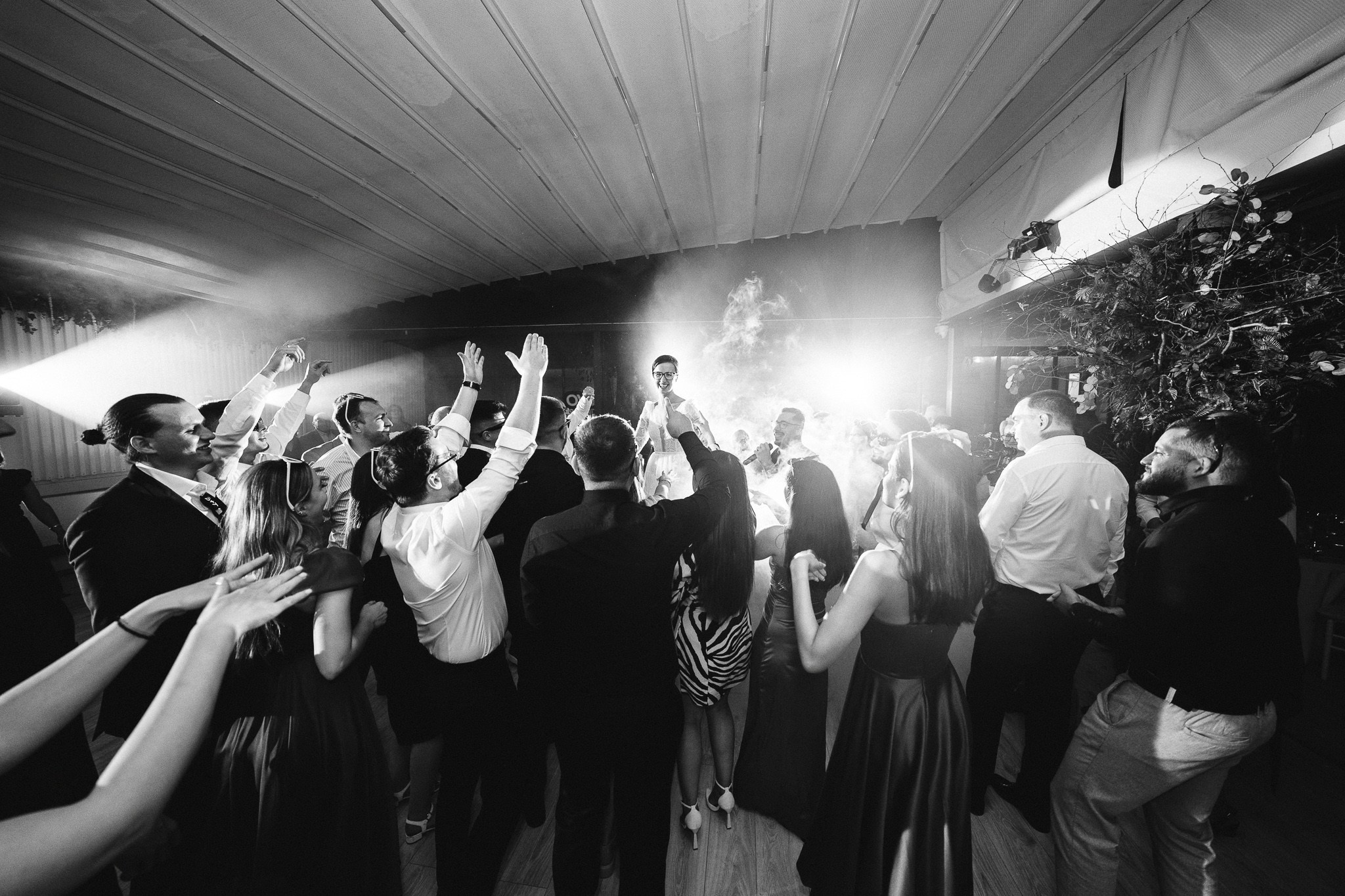 Fotografie de nunta profesionala realizata de Marian Matalica, surprinzand momente autentice, emotii reale si detalii elegante.